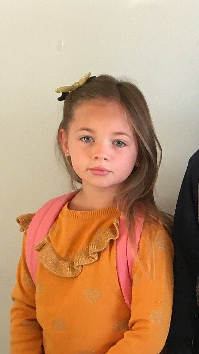 Noelyne participe au concours pour gagner de l'argent avec cette photo : blond, cheek, chin, ear, eyebrow, eyelash, fun, happy, human_body, iris, jewellery, lip, long_hair, neck, necklace, nose, outerwear, person, skin, sleeve