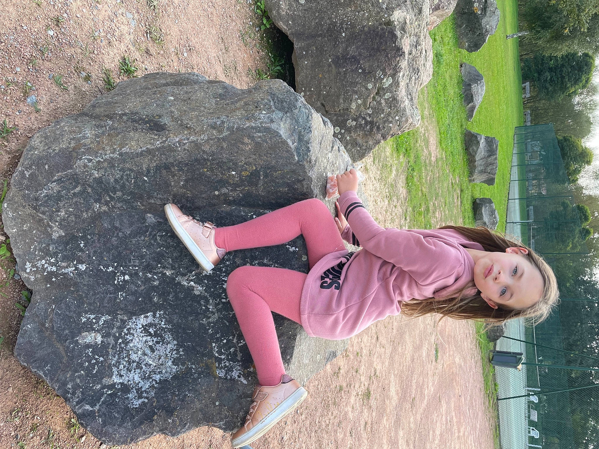 Noelyne a rejoint le concours — aidez-le/la à gagner de superbes lots ! balance, bedrock, boot, child, fun, grass, happy, human_leg, knee, leisure, people_in_nature, person, recreation, soil, sportswear, street_fashion, t_shirt, thigh, trunk, waist