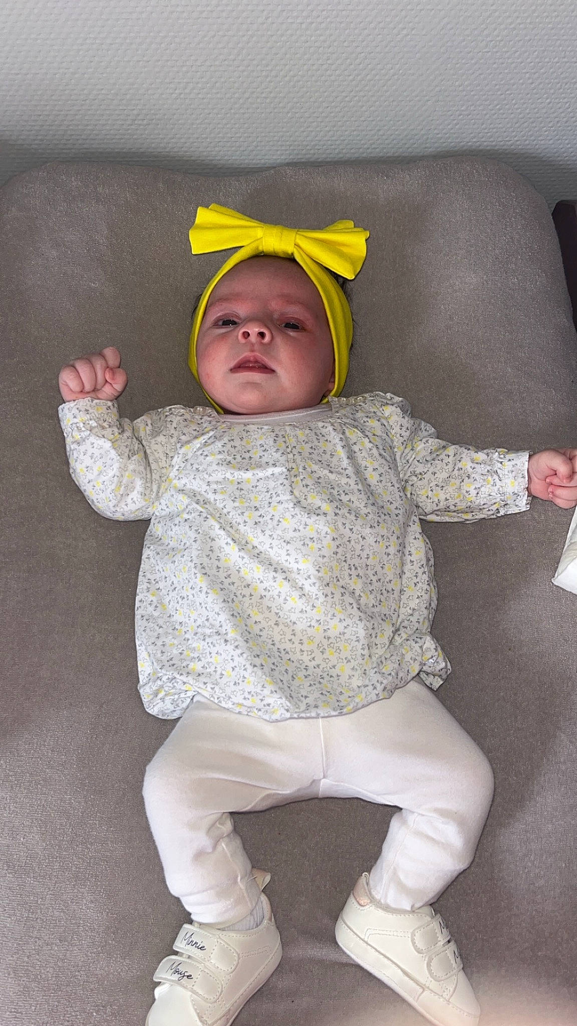 Tyana a rejoint le concours — aidez-le/la à gagner de superbes lots ! baby, baby_toddler_clothing, chair, cheek, child, comfort, couch, eye, face, fashion_accessory, foot, footwear, fun, human_leg, leg, pattern, person, sitting, sleeve, sock