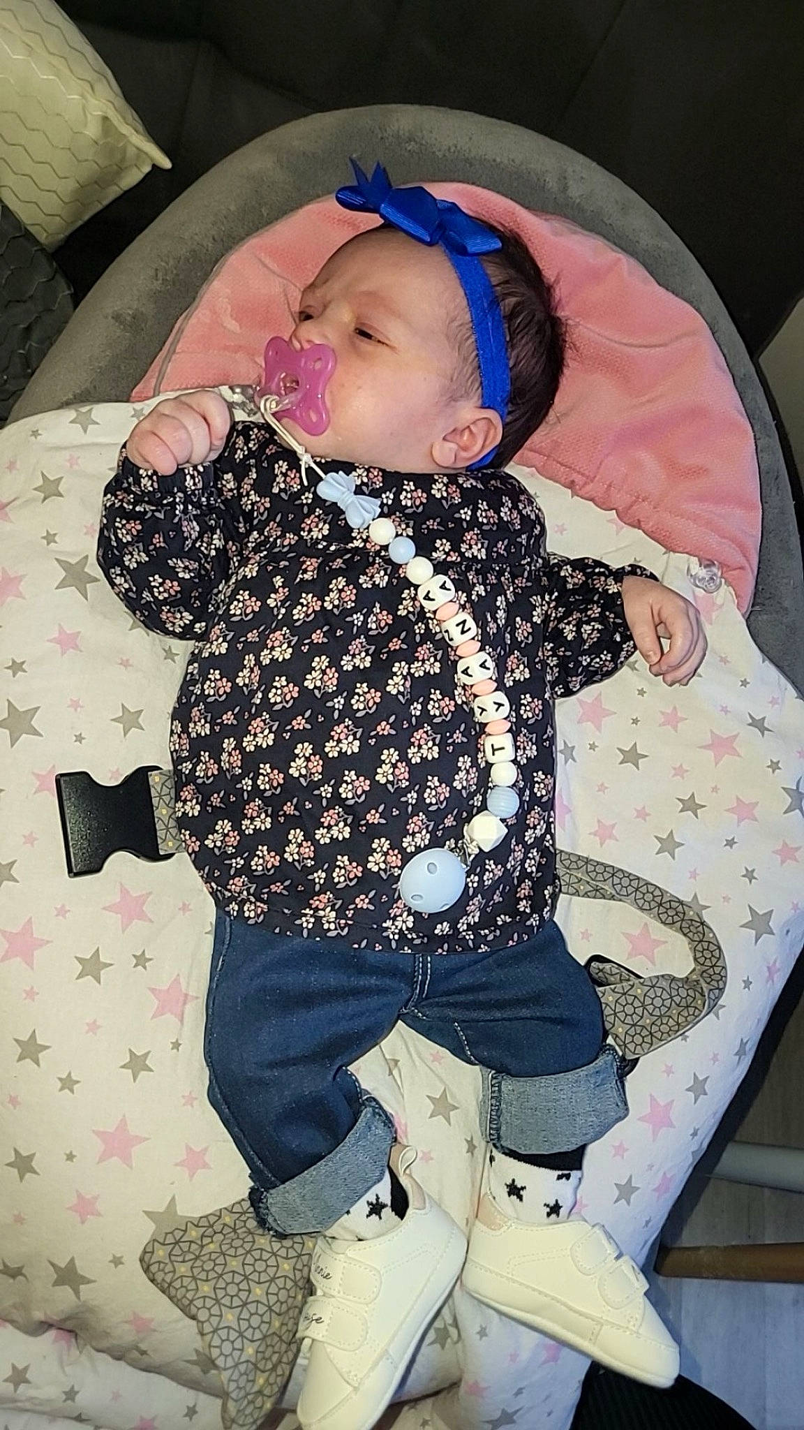 Tyana a rejoint le concours — aidez-le/la à gagner de superbes lots ! baby, baby_products, baby_safety, baby_sleeping, baby_toddler_clothing, carmine, cheek, child, comfort, face, pattern, person, pink, product, sitting, sleeve, sock, toddler, walking_shoe, white