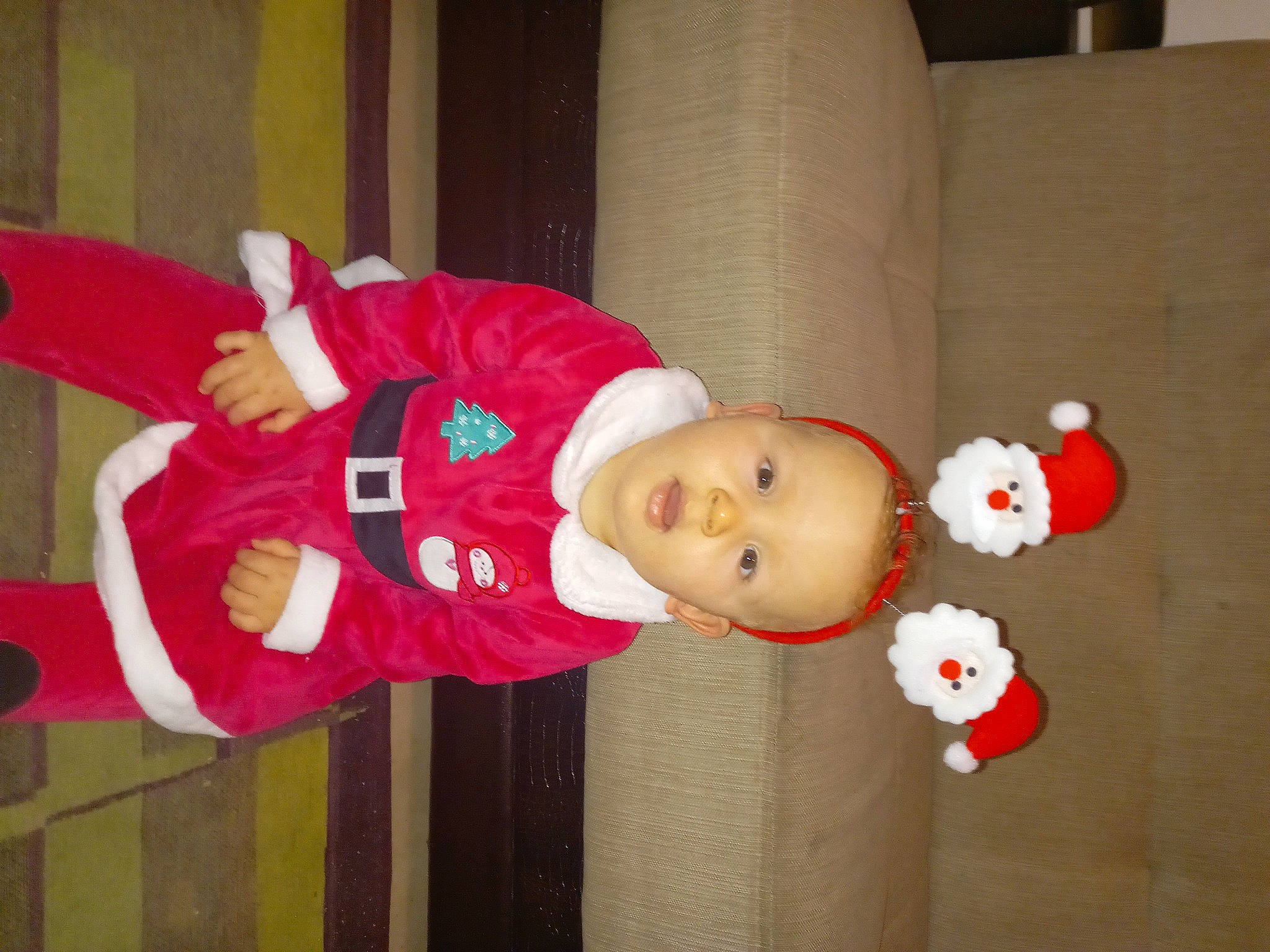 Nesrine a rejoint le concours — aidez-le/la à gagner de superbes lots ! baby, baby_toddler_clothing, carmine, child, cleanliness, costume, costume_hat, event, happy, hat, head, holiday, person, room, sleeve, smile, toddler