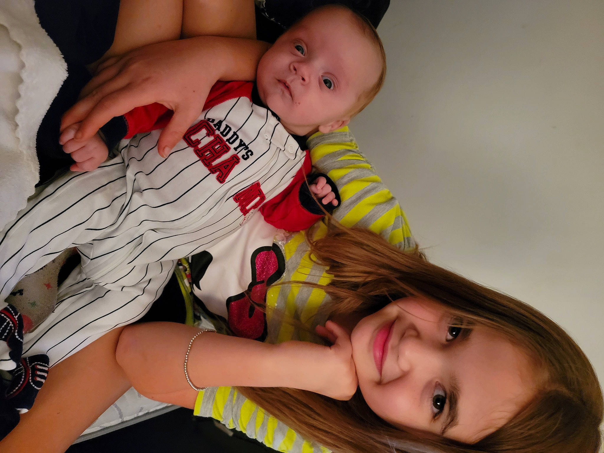 Saphira is registered to the contest to win money with this photo: arm, comfort, eye, face, finger, gesture, hand, happy, head, joint, joy, mouth, muscle, neck, orange, organ, person, photograph, skin, smile