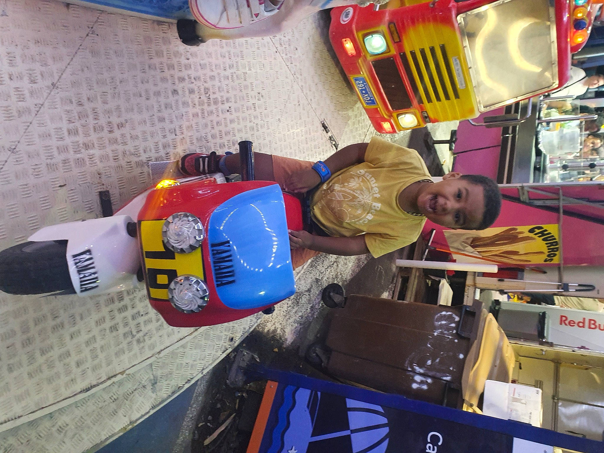 Aïssa participe au concours pour gagner de l'argent avec cette photo : automotive_exterior, bag, box, drink, electric_blue, luggage_and_bags, machine, motor_vehicle, person, plastic, retail, room, shipping_box, tire, toy, transport, travel