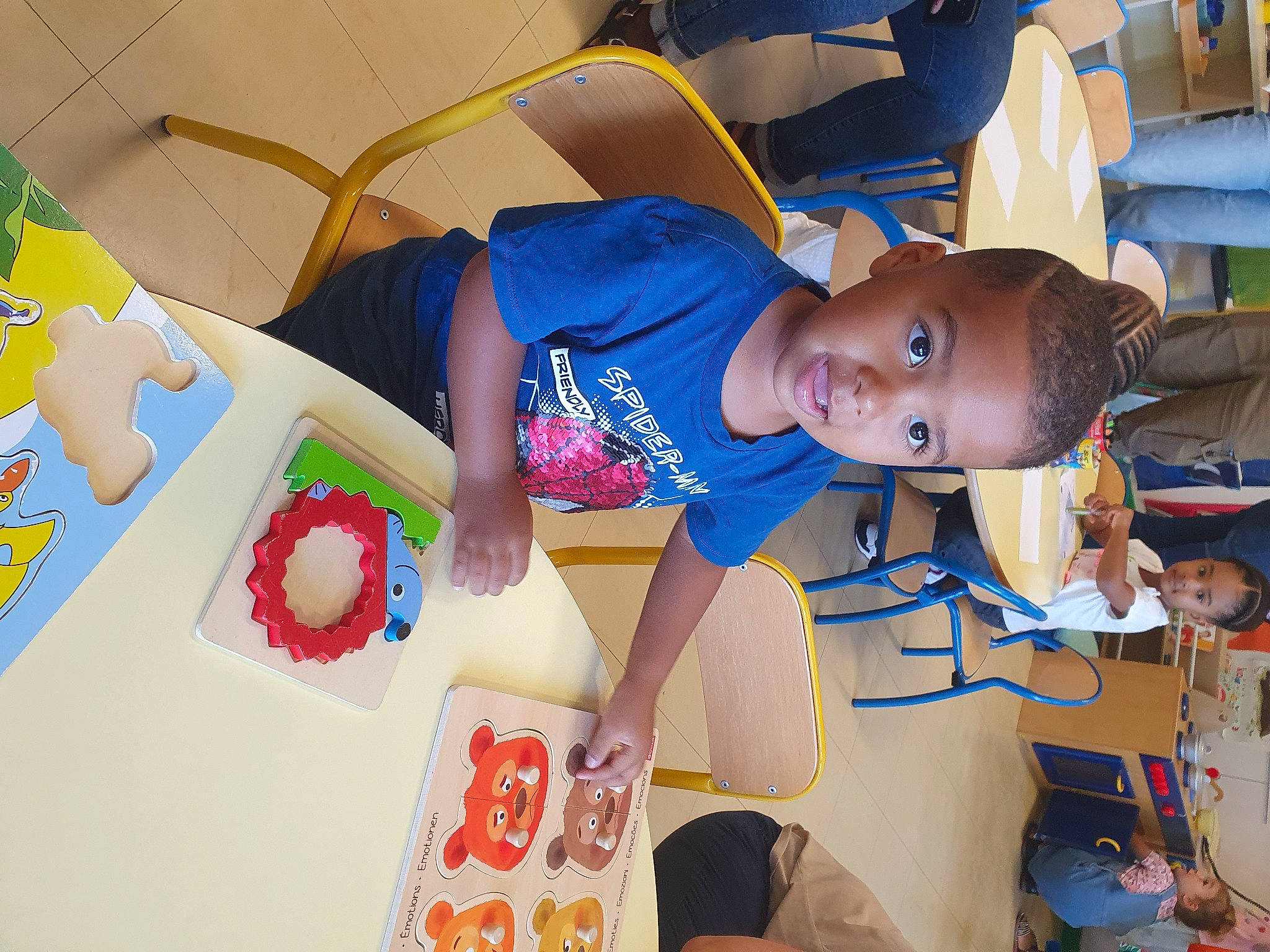 Aïssa participe au concours pour gagner de l'argent avec cette photo : art, chair, child, child_art, fun, happy, hat, kindergarten, learning, leisure, paint, person, play, product, recreation, room, sharing, smile, t_shirt, toddler