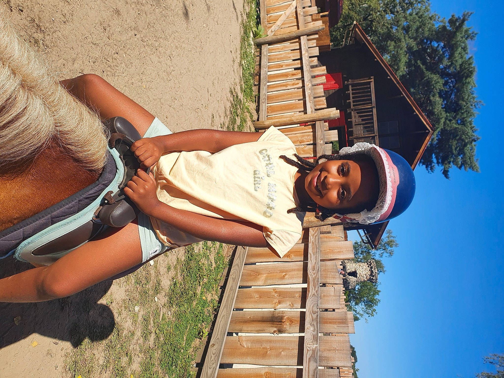 Aby participe au concours pour gagner de l'argent avec cette photo : child, cool, eyewear, fun, glasses, grass, happy, headwear, human_leg, joy, leisure, luggage_and_bags, people_in_nature, person, sandal, sitting, sky, t_shirt, thigh, travel