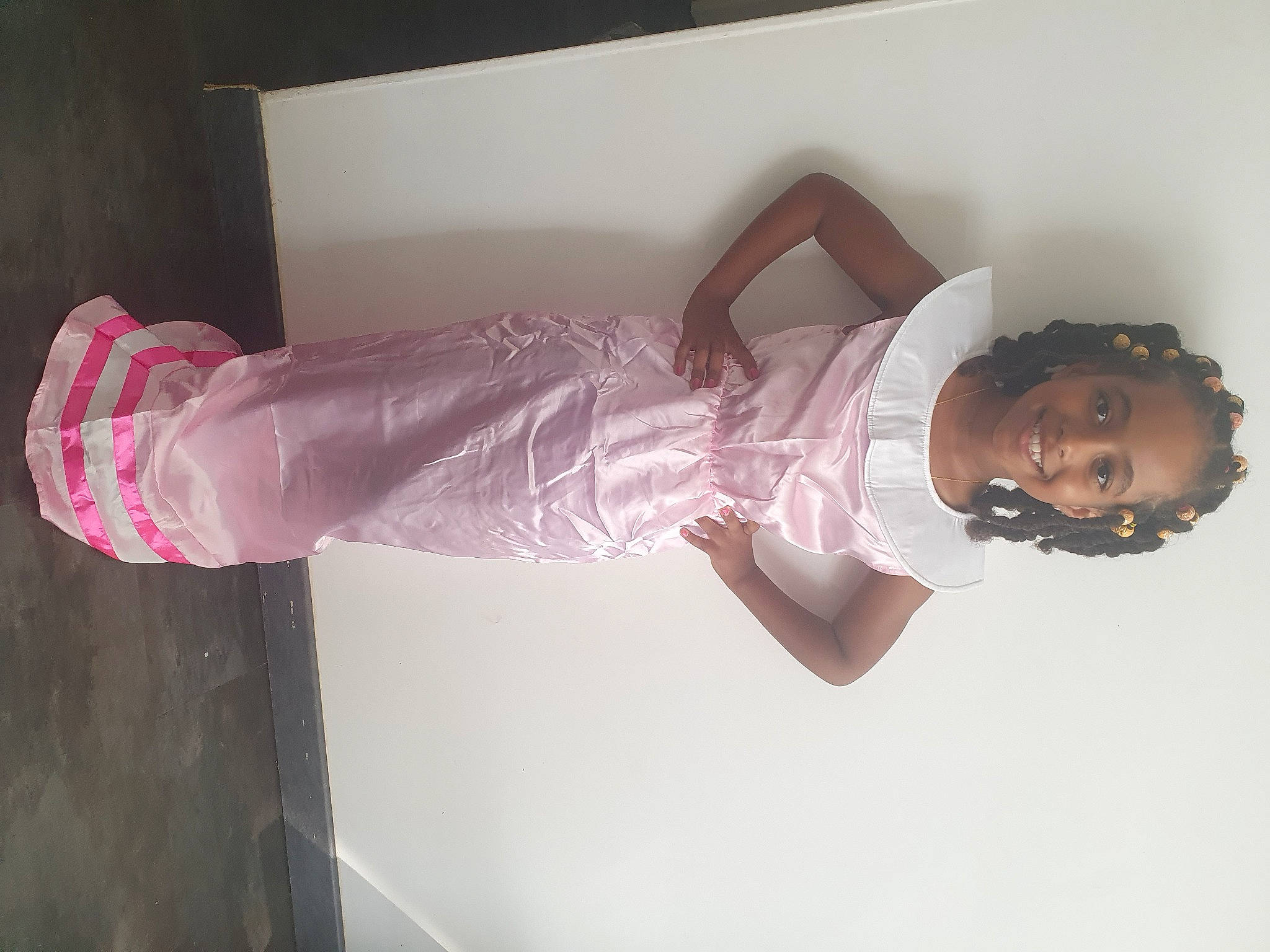 Aby a rejoint le concours — aidez-le/la à gagner de superbes lots ! abdomen, eyewear, fashion_design, human_leg, joy, knee, magenta, person, pink, room, smile, sunglasses, thigh, waist, wrist