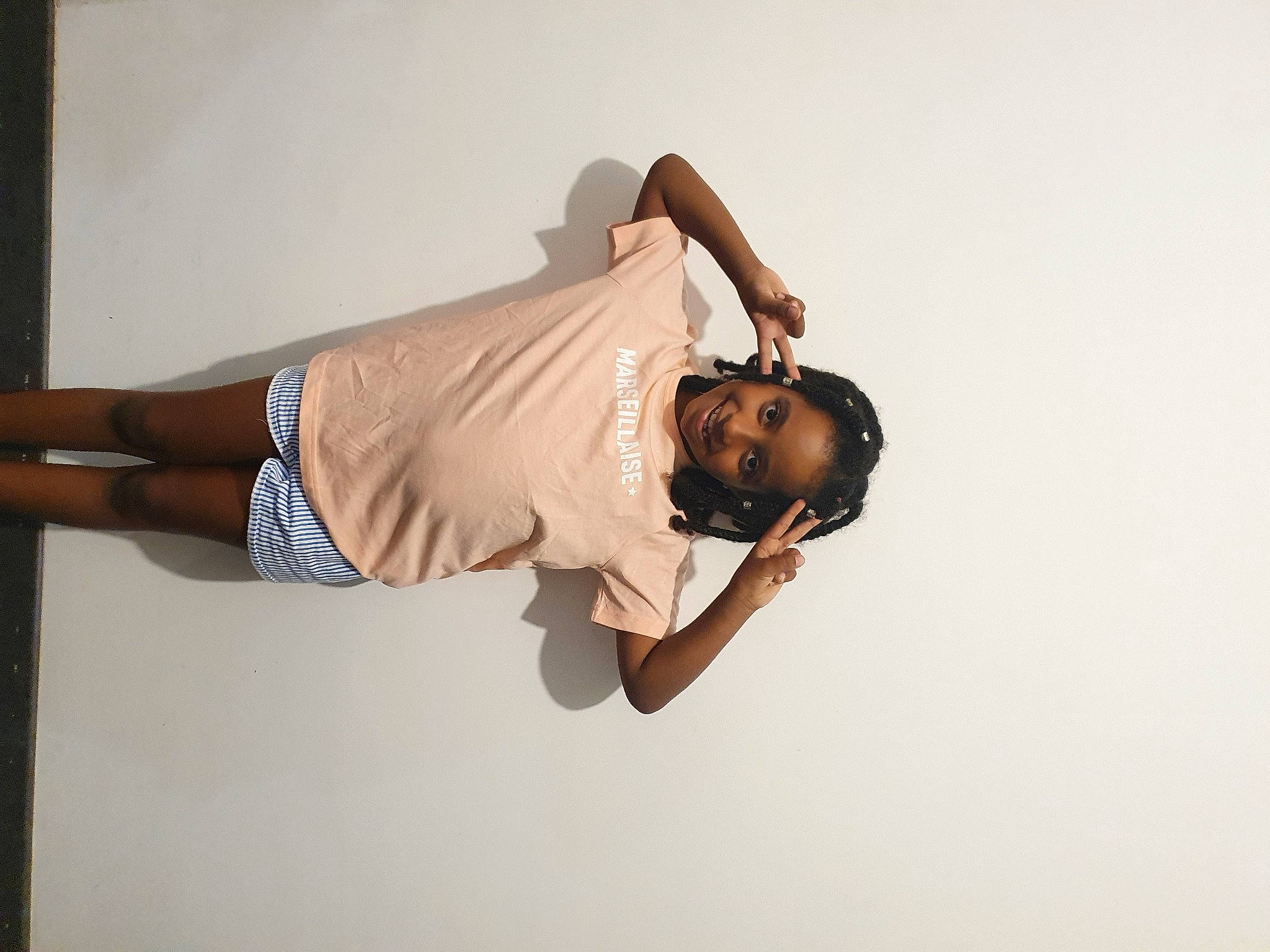 Aby a rejoint le concours — aidez-le/la à gagner de superbes lots ! abdomen, elbow, event, eyewear, fashion_design, fashion_model, flash_photography, human_leg, joy, knee, leg, person, shorts, sitting, sleeve, sportswear, sunglasses, t_shirt, thigh, trunk