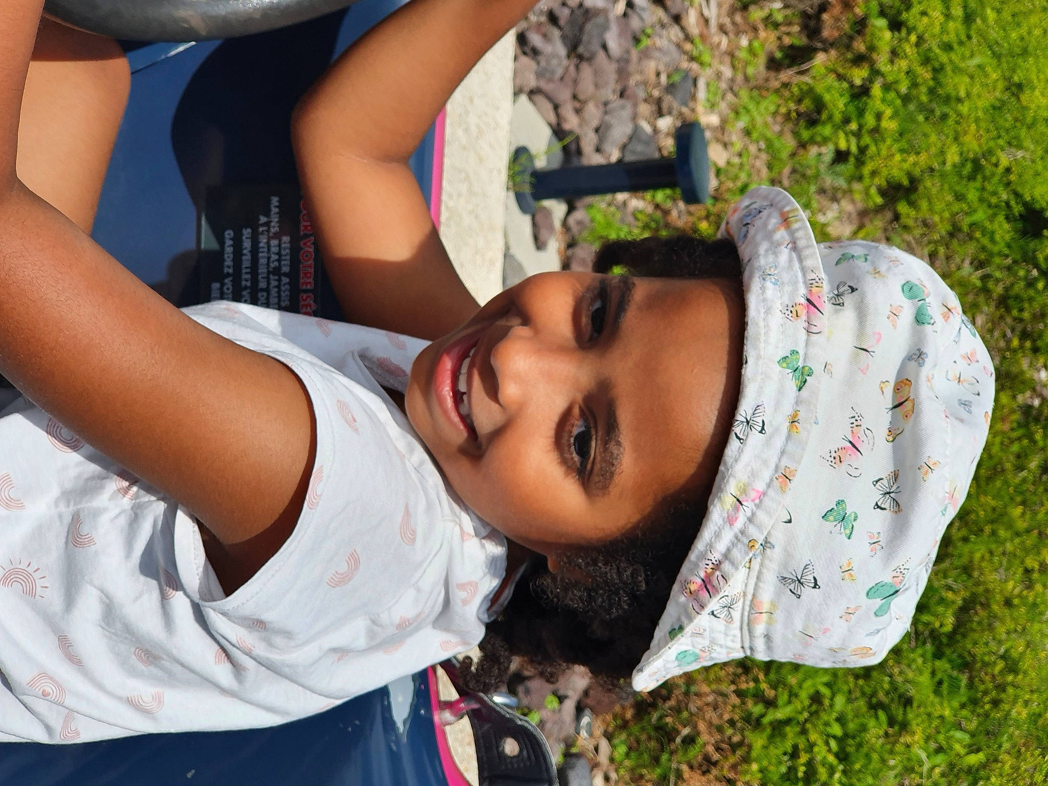 Aby a rejoint le concours — aidez-le/la à gagner de superbes lots ! black_hair, child, eyelash, eyewear, fun, grass, happy, headwear, joy, leisure, person, plant, recreation, skin, smile, t_shirt, toddler, tree, vacation