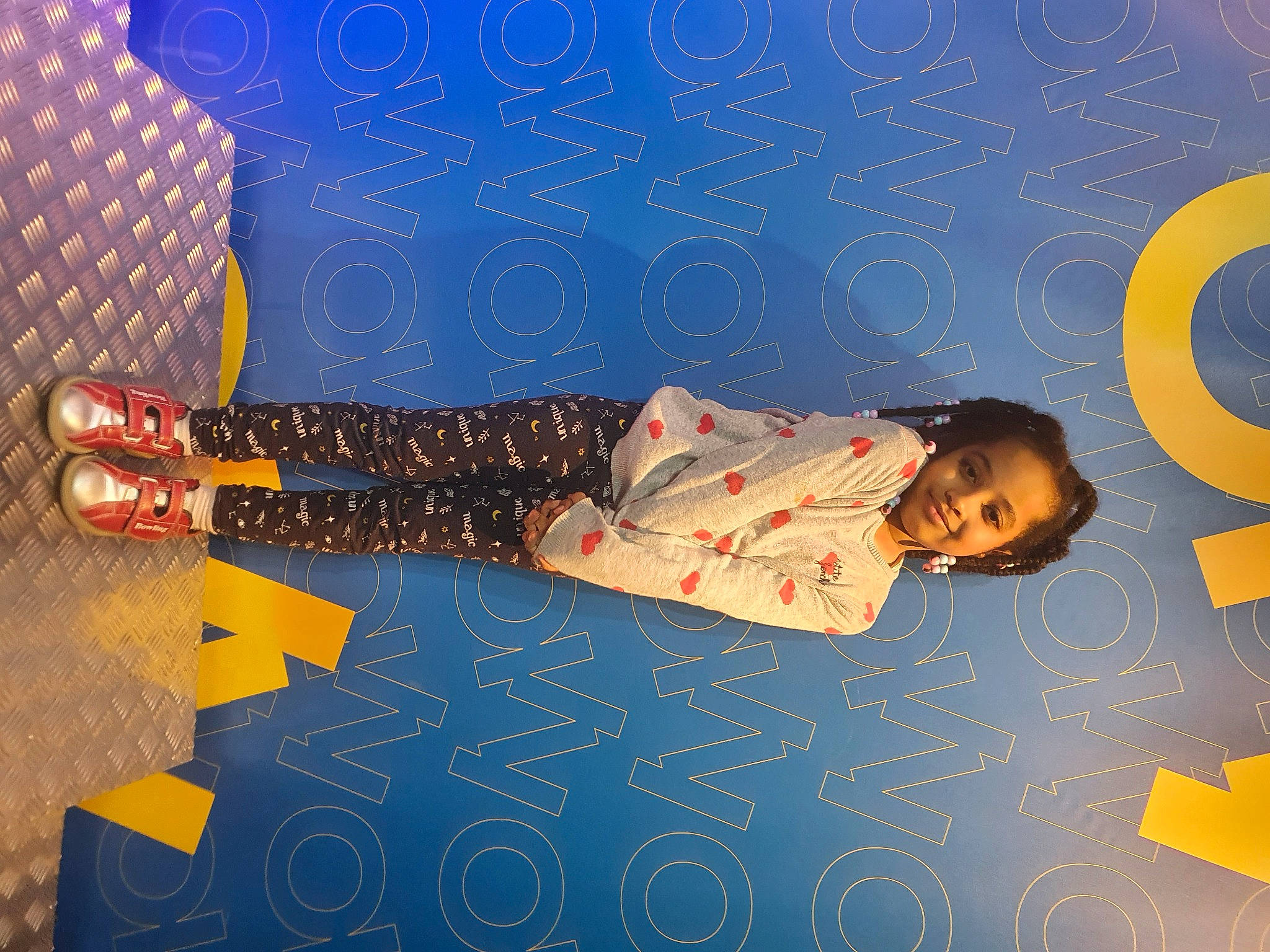 Aby participe au concours pour gagner de l'argent avec cette photo : blue, child, electric_blue, entertainment, event, flash_photography, flooring, fun, happy, human_leg, joy, leisure, night, pattern, person, room, sitting, space, tints_and_shades, toddler