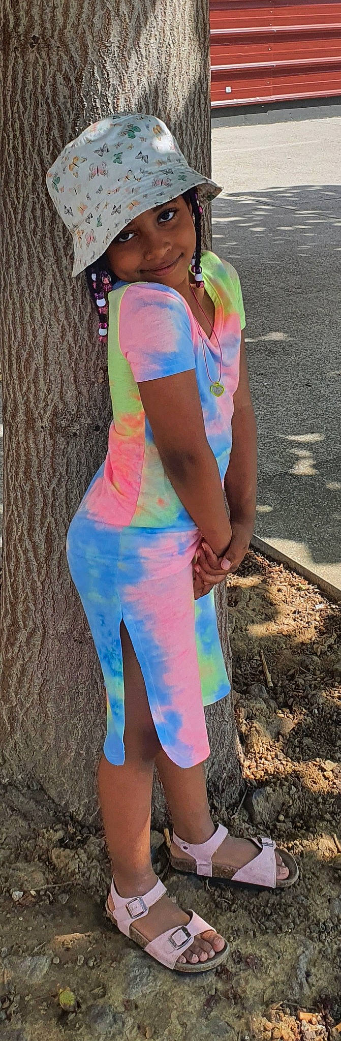 Aby participe au concours pour gagner de l'argent avec cette photo : abdomen, chest, cool, denim, electric_blue, eyewear, fashion_design, headwear, human_leg, joint, joy, knee, magenta, pattern, person, pink, shoulder, sleeve, sportswear, t_shirt