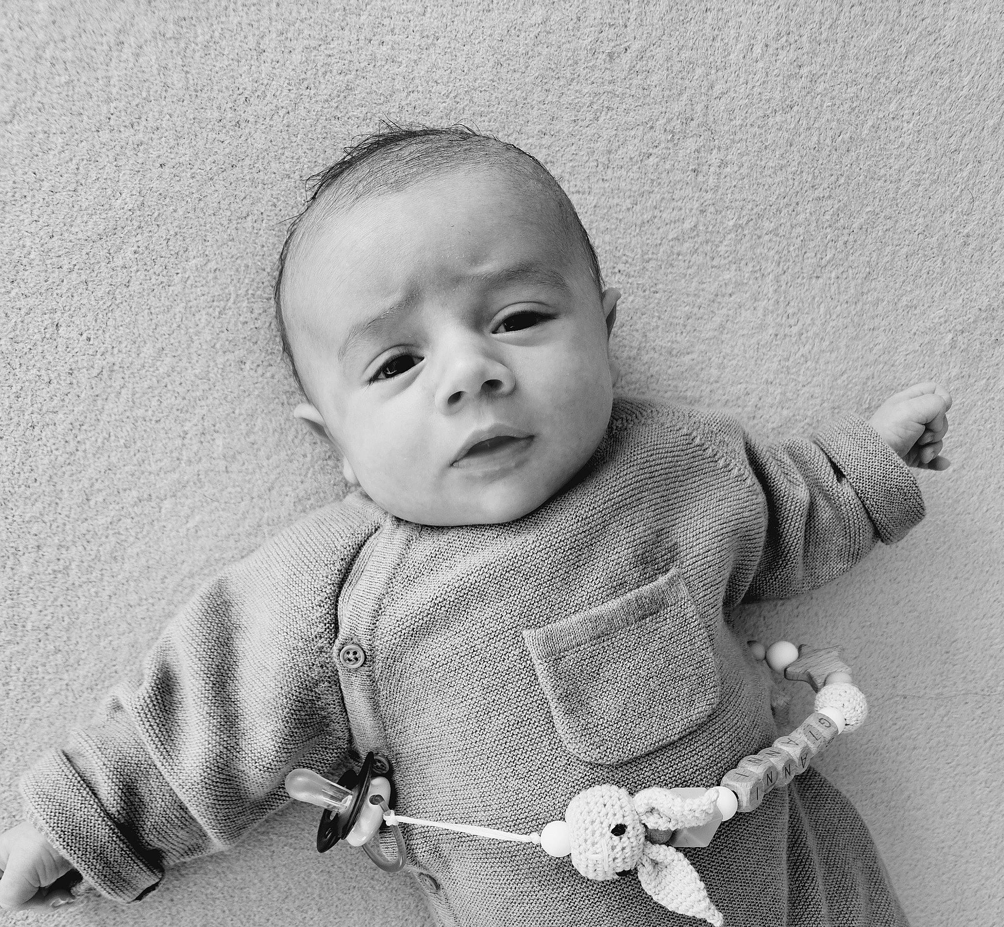Gianni participe au concours pour gagner de l'argent avec cette photo : arm, art, baby, baby_toddler_clothing, cheek, child, comfort, face, facial_expression, gesture, happy, monochrome, monochrome_photography, pattern, person, skin, sleeve, smile, textile, toddler