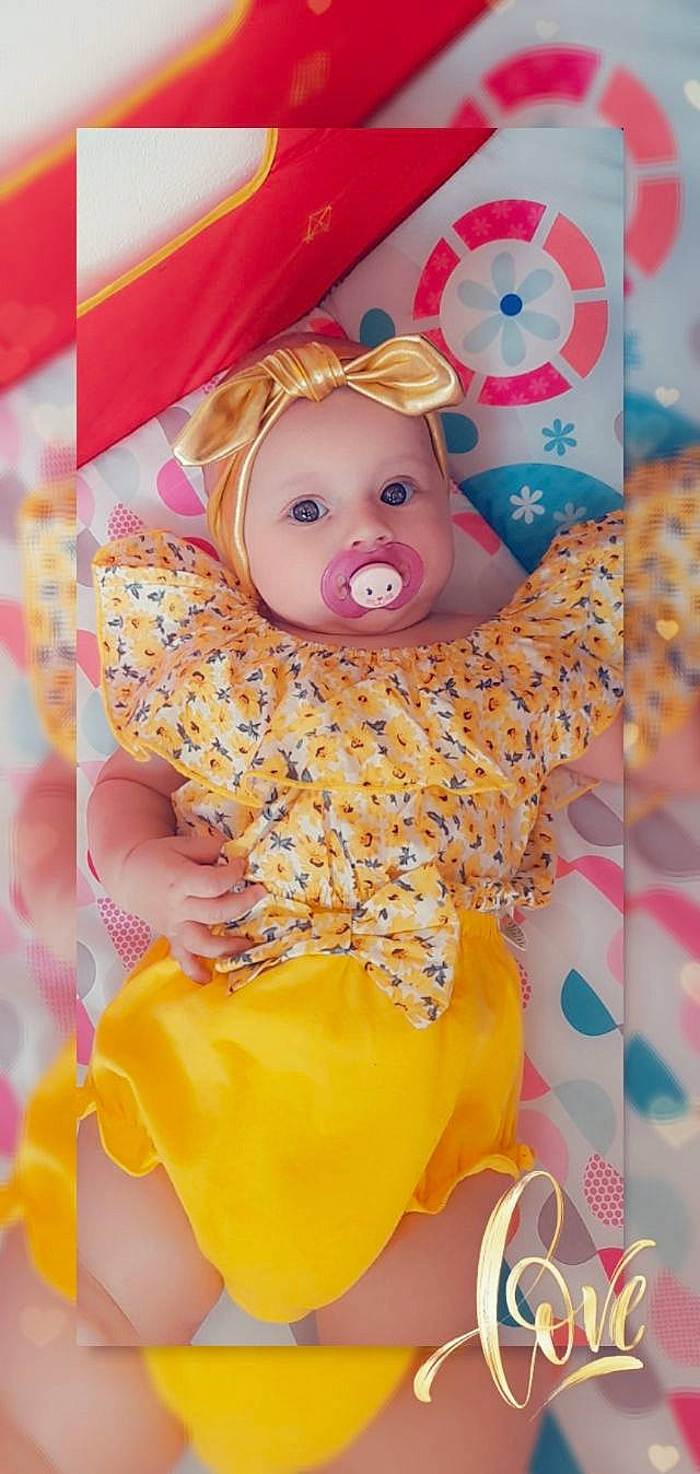 Lyhana participe au concours pour gagner de l'argent avec cette photo : baby, baby_products, baby_toys, child, doll, event, fashion_accessory, happy, headpiece, headwear, magenta, orange, party_supply, pattern, peach, person, petal, pink, room, sweetness