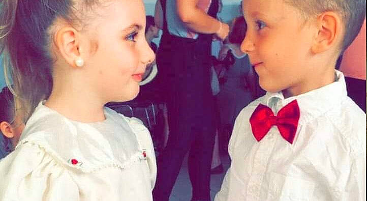 Malory participe au concours pour gagner de l'argent avec cette photo : bow_tie, cheek, child, ear, formal_wear, fun, gesture, happy, neck, nose, person, sibling, smile, suit, tie, toddler, uniform