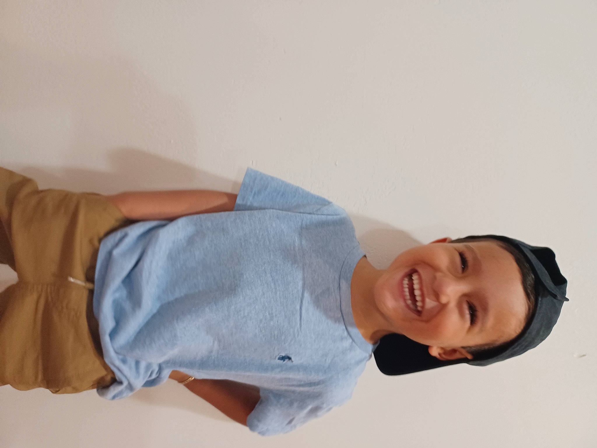 Carlos is registered to the contest to win money with this photo: abdomen, comfort, elbow, fashion_accessory, gesture, happy, headwear, human_leg, joy, knee, linens, person, sleeve, smile, sunglasses, t_shirt, thigh, wrist