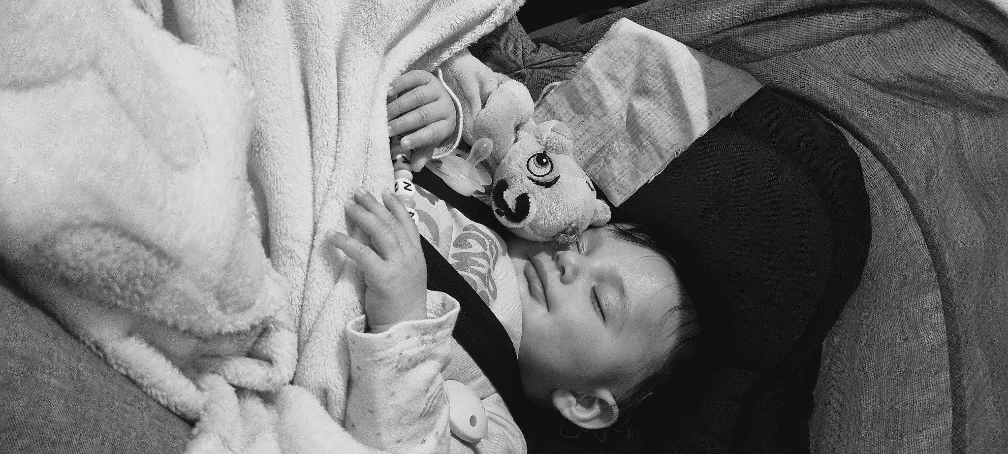 Hannah participe au concours pour gagner de l'argent avec cette photo : baby, black_and_white, child, comfort, drinkware, eyelash, eyewear, finger, gesture, glasses, hand, happy, mammal, monochrome_photography, mouth, nail, person, skin, style, toddler