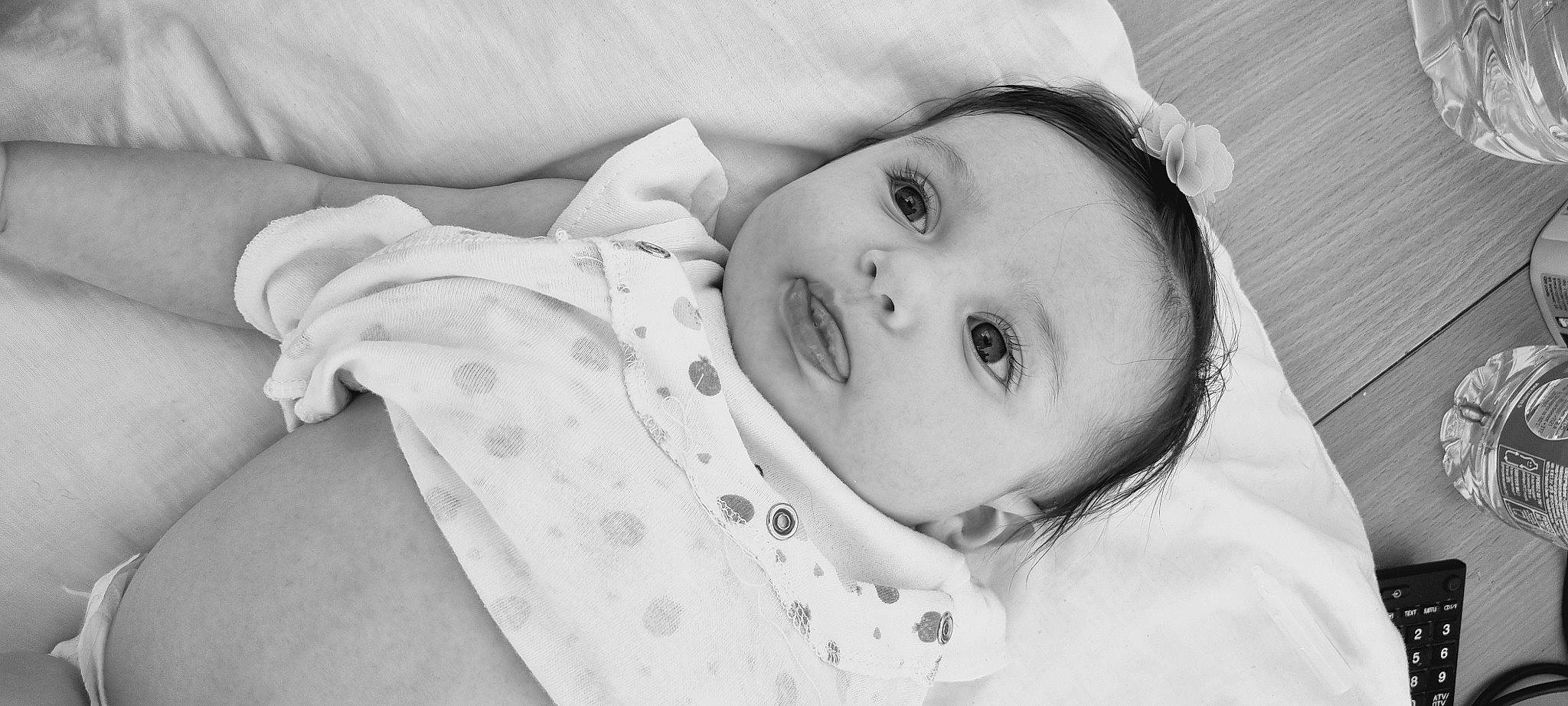 Hannah participe au concours pour gagner de l'argent avec cette photo : baby, baby_toddler_clothing, cheek, chin, comfort, eyebrow, eyelash, flash_photography, happy, head, iris, lip, monochrome, monochrome_photography, mouth, nose, person, skin, sleeve, textile