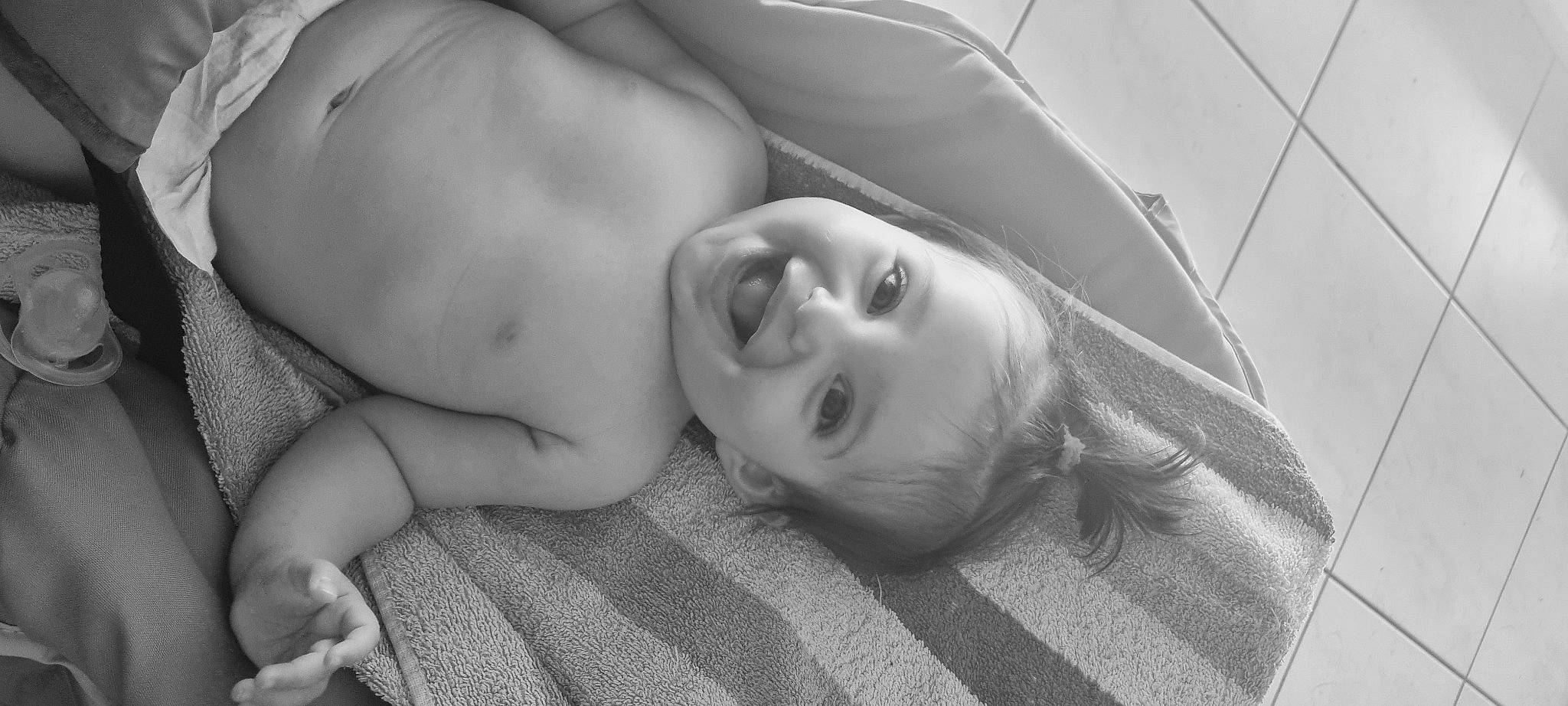 Hannah a rejoint le concours — aidez-le/la à gagner de superbes lots ! baby, black_and_white, cheek, chest, child, comfort, eyebrow, eyelash, flash_photography, grey, happy, joy, linens, lip, monochrome, monochrome_photography, mouth, nose, person, skin