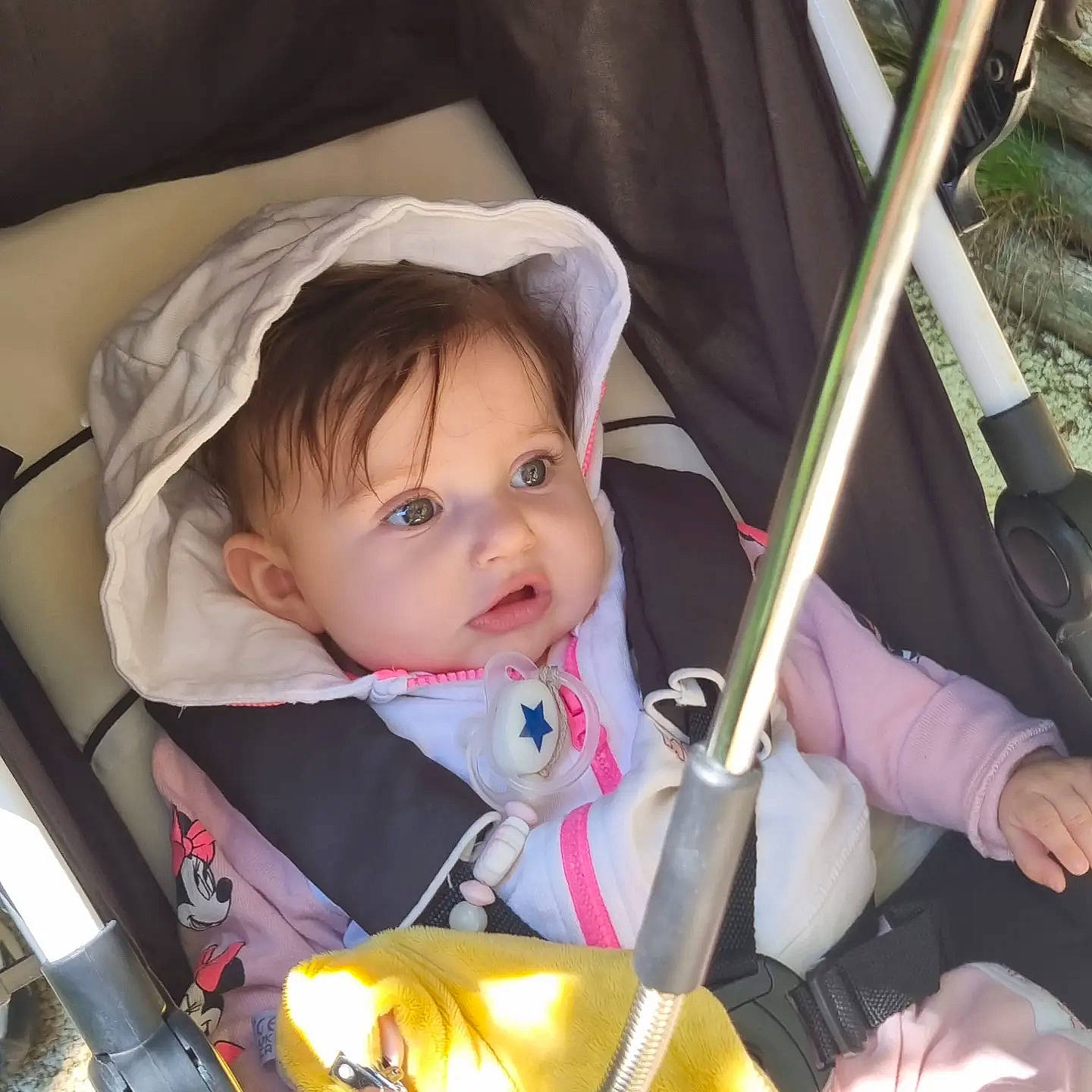 Hannah participe au concours pour gagner de l'argent avec cette photo : baby, baby_carriage, baby_in_car_seat, baby_products, baby_safety, car_seat, cheek, child, comfort, fashion_accessory, fun, happy, iris, person, product, sitting, skin, smile, tableware, toddler