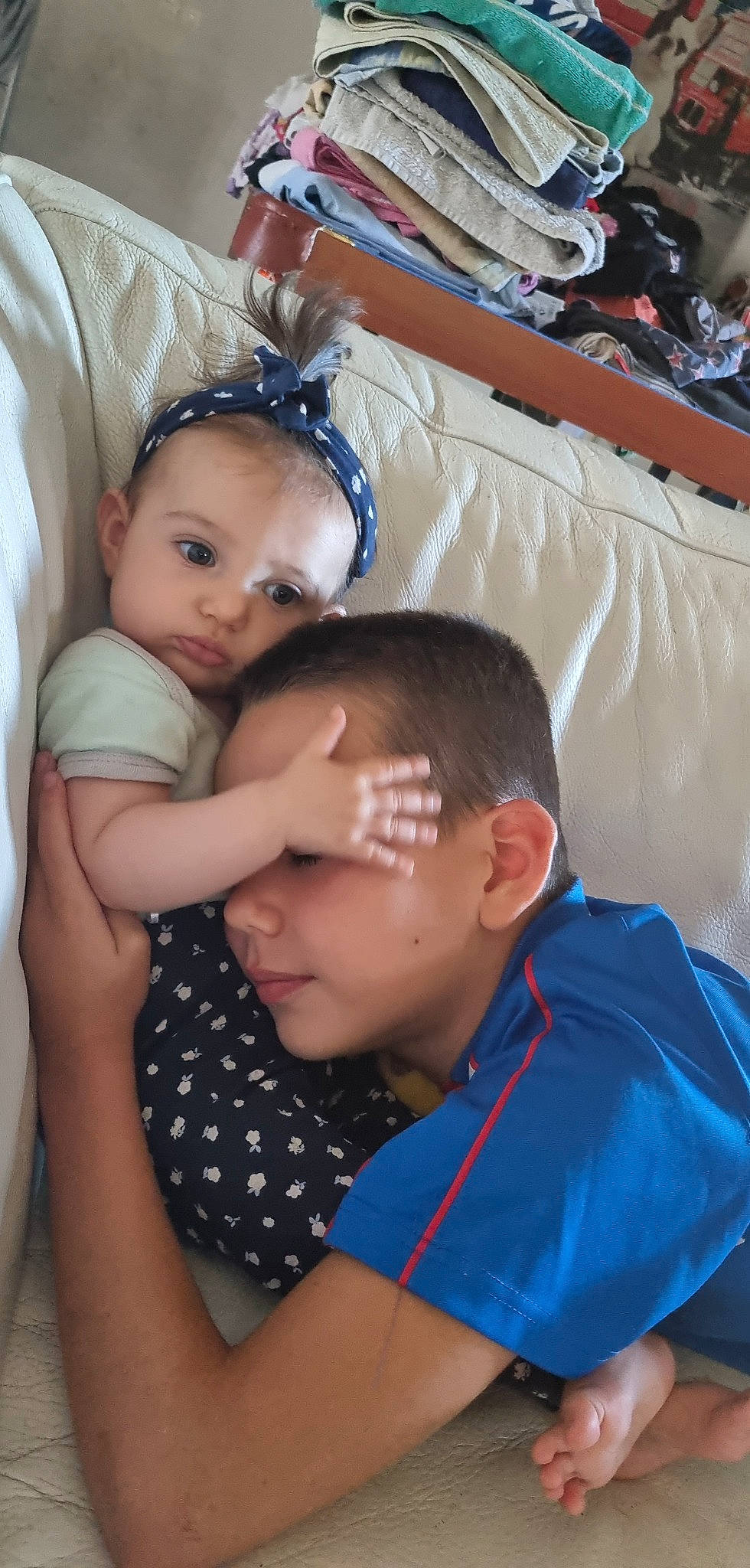 Hannah participe au concours pour gagner de l'argent avec cette photo : baby, chair, child, event, eyewear, fun, gesture, happy, headband, hug, iris, jewellery, leisure, person, product, recreation, room, sitting, skin, t_shirt