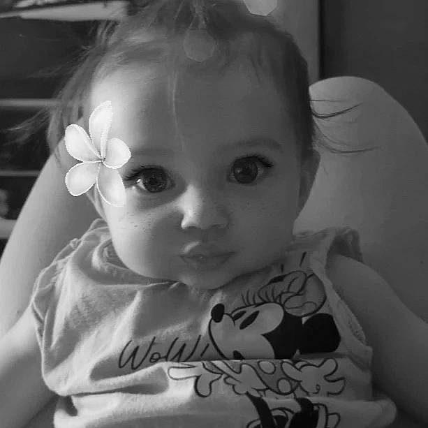 Hannah participe au concours pour gagner de l'argent avec cette photo : arm, baby_toddler_clothing, black, cheek, ear, eye, eyebrow, eyelash, flash_photography, hairstyle, hand, head, human_body, iris, lip, mouth, nose, person, skin, sleeve