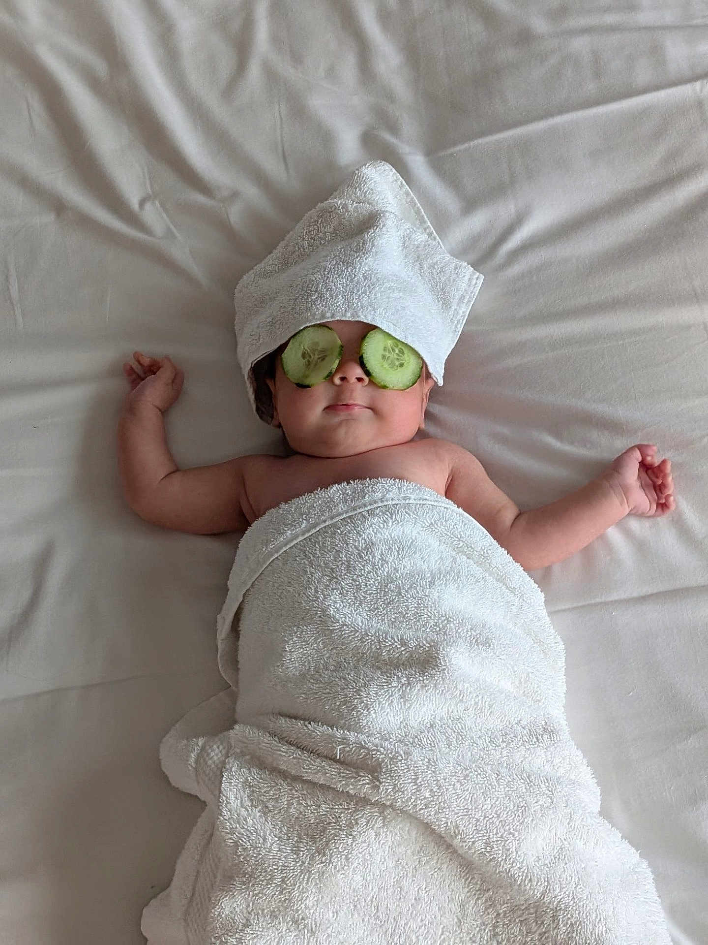 Jean participe au concours pour gagner de l'argent avec cette photo : baby, towel, cucumber, spa, relaxation, bed, white, skin, face, child, wrapped, cute, sleeping, soft, blanket, resting, health, wellness, indoor, peaceful