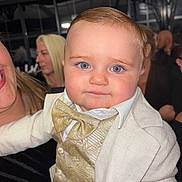 Mayke participe au concours pour gagner de l'argent avec cette photo : baby, child, face, person, formal_clothing, bow_tie, suit, blond_hair, blue_eyes, portrait, indoor, event, people, adult, background, smile, cute, closeup, fashion, celebration