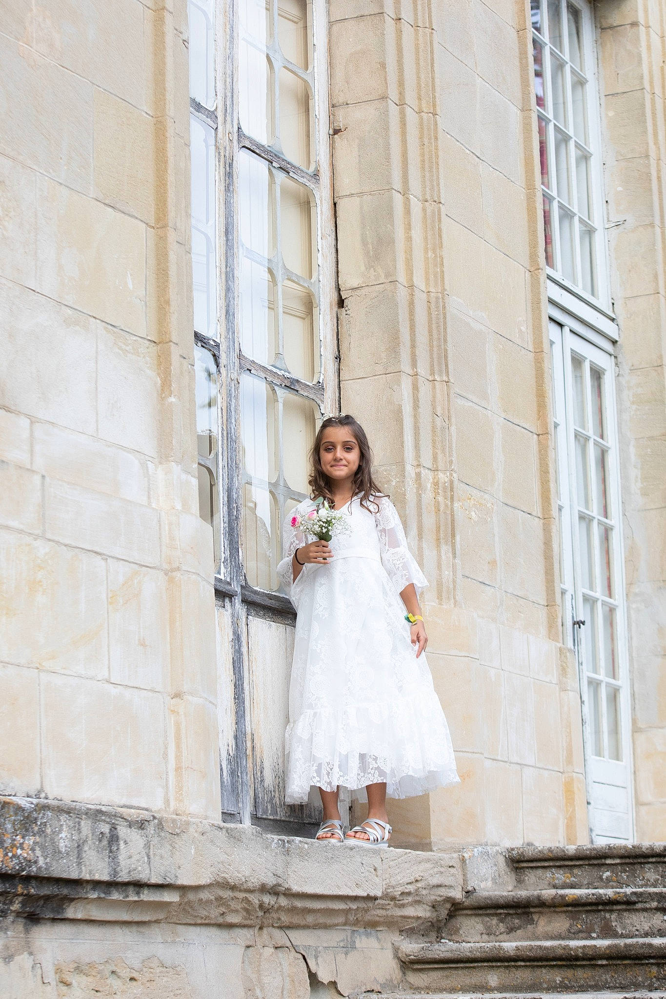 Lily-Rose a rejoint le concours — aidez-le/la à gagner de superbes lots ! bridal_accessory, bridal_clothing, bridal_party_dress, building, door, dress, event, fashion_design, flash_photography, flooring, formal_wear, gown, happy, haute_couture, joy, person, textile, toddler, tree, wedding_dress