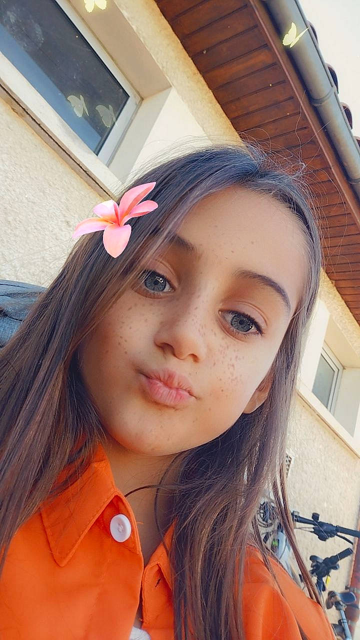 Lily-Rose participe au concours pour gagner de l'argent avec cette photo : bangs, beauty, black_hair, brown_hair, chin, clothing, cool, eyebrow, eyelash, happy, hat, headgear, hime_cut, layered_hair, lip, long_hair, neck, person, pink, skin