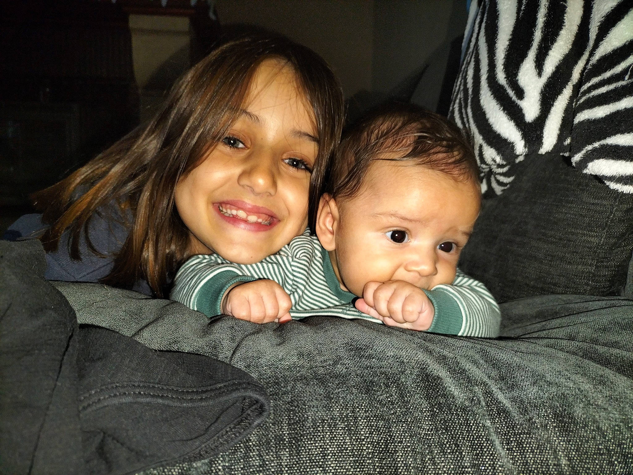 Lily-Rose a rejoint le concours — aidez-le/la à gagner de superbes lots ! baby, cheek, chin, comfort, couch, eye, face, flash_photography, fun, gesture, happy, head, iris, joy, lip, nose, organ, person, skin, smile