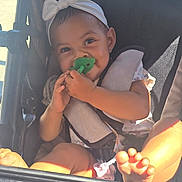 Amarís is registered to the contest to win money with this photo: baby, baby_clothes, baby_toy, child, clothing, cute, foot, hand, happy, headband, infant, infant_seat, outdoor, person, playful, seatbelt, smiling, stroller, sunlight, toy