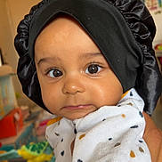Maddie a rejoint le concours — aidez-le/la à gagner de superbes lots ! baby, infant, child, portrait, close_up, bonnet, black_bonnet, big_eyes, wide_eyes, onesie, polka_dots, hand, indoor, nursery, toy, soft_light, cute, skin, eyelashes, looking_at_camera