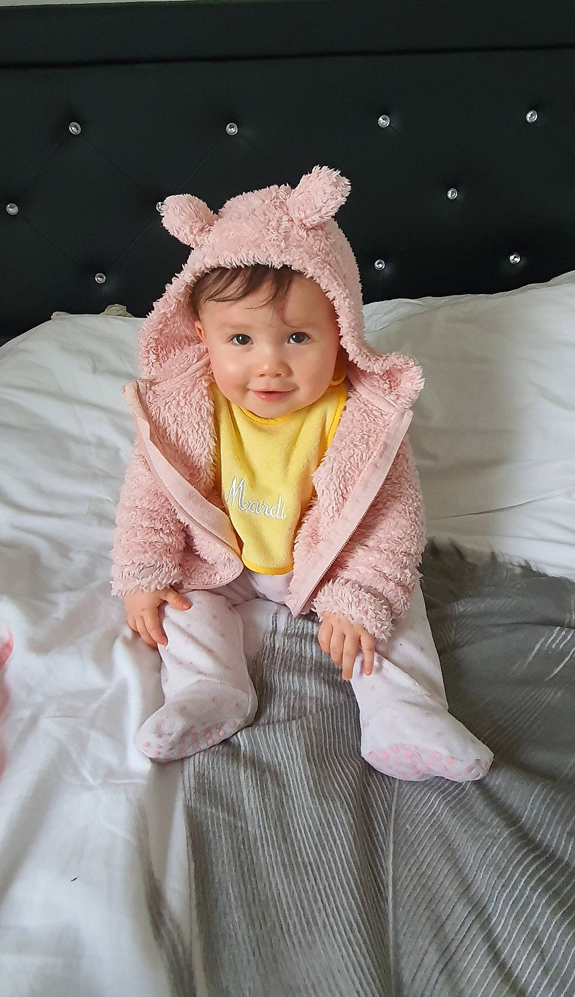 Maddie a rejoint le concours — aidez-le/la à gagner de superbes lots ! baby_toddler_clothing, cap, child, comfort, dress, embellishment, eye, face, fashion_design, flash_photography, formal_wear, fur, fur_clothing, happy, head, headwear, lip, person, skin, sleeve