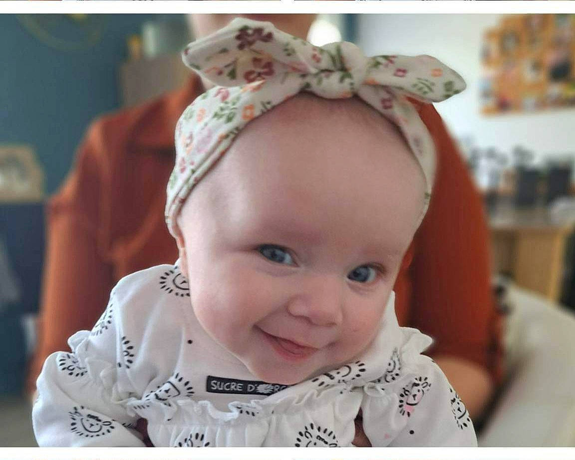 Lina participe au concours pour gagner de l'argent avec cette photo : baby, baby_toddler_clothing, cap, cheek, child, ear, eyelash, fashion_accessory, hair_accessory, happy, head, headband, headpiece, headwear, jewellery, person, photograph, skin, sleeve, smile