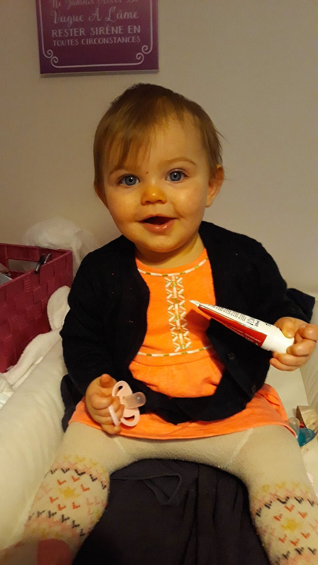 Luna participe au concours pour gagner de l'argent avec cette photo : child, finger, joy, person, sitting, toddler