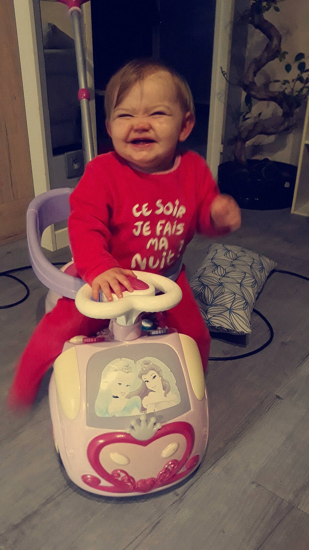 Luna participe au concours pour gagner de l'argent avec cette photo : child, person, play, toddler