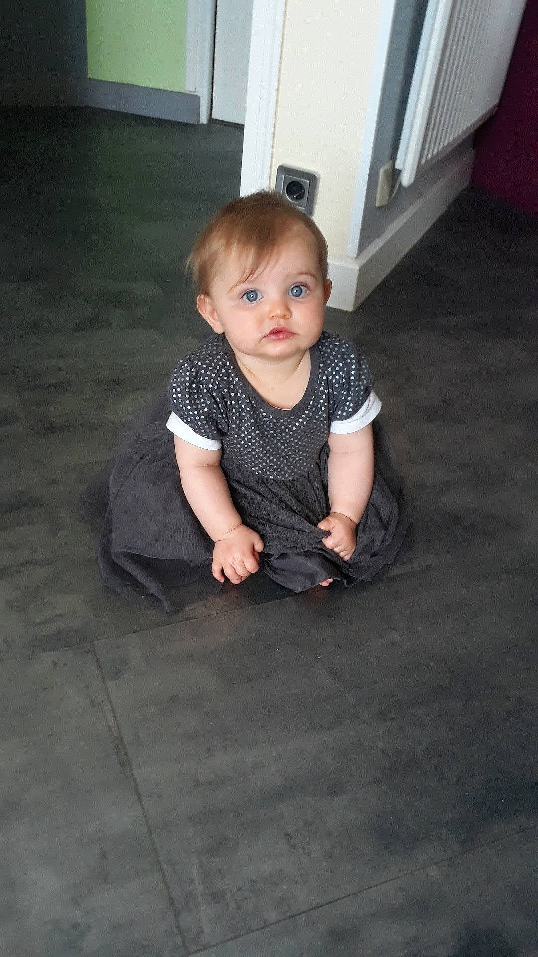 Luna participe au concours pour gagner de l'argent avec cette photo : arm, baby, child, floor, flooring, fun, leg, person, photography, sitting, skin, smile, standing, toddler, vacation, wood
