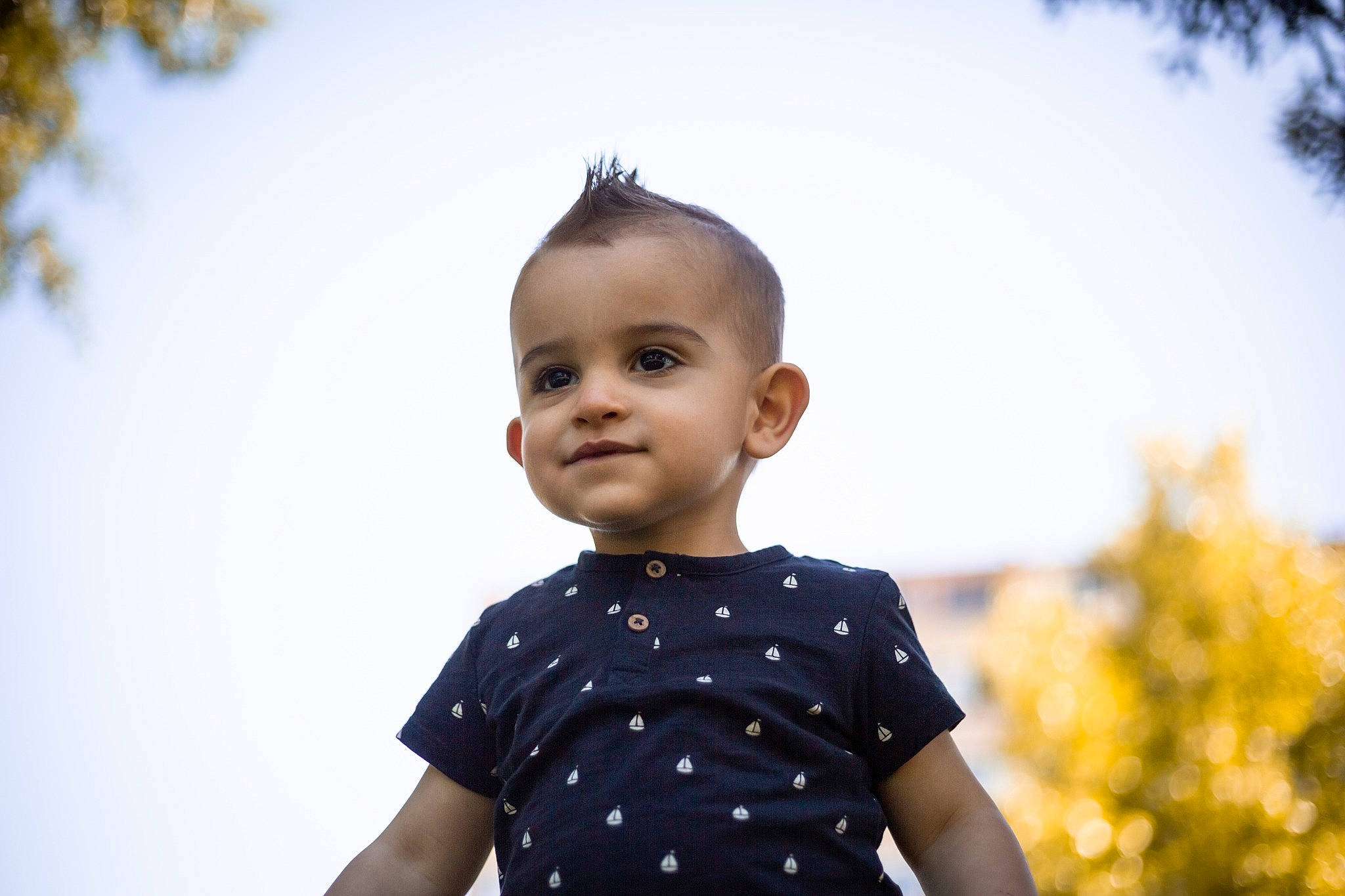 Léo participe au concours pour gagner de l'argent avec cette photo : baby, blue, child, face, happy, head, people, person, photograph, photography, plant, skin, sky, smile, standing, summer, sunlight, toddler, tree, vacation