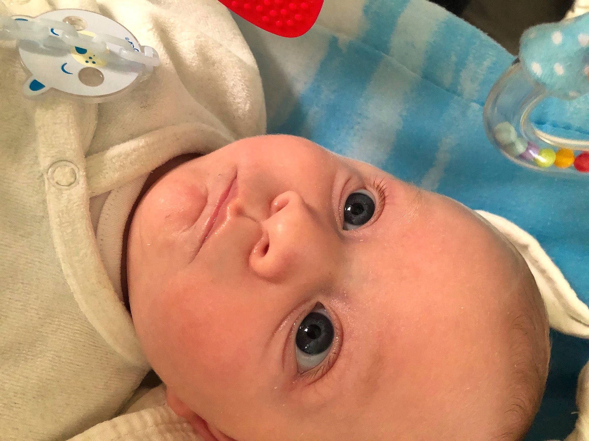 Kenzo participe au concours pour gagner de l'argent avec cette photo : baby, baby_toddler_clothing, bathing, cheek, child, comfort, eyelash, happy, linens, lip, mouth, neck, nose, pattern, person, skin, tableware, toddler, water_bottle, white