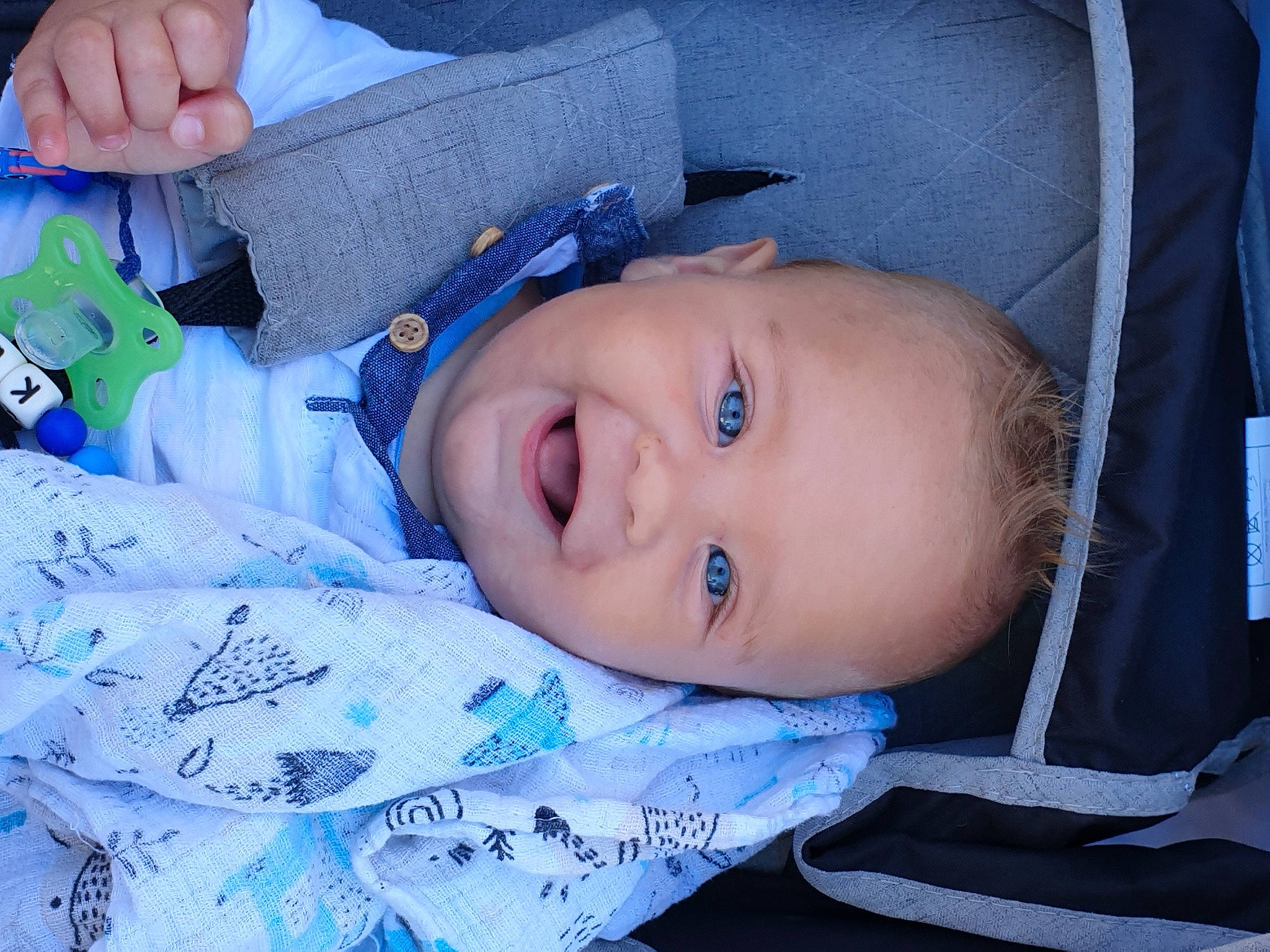 Kénan a rejoint le concours — aidez-le/la à gagner de superbes lots ! azure, baby, baby_products, baby_toddler_clothing, blue, cheek, child, chin, comfort, electric_blue, eye, eyebrow, iris, lip, nose, pattern, person, skin, sleeve, smile