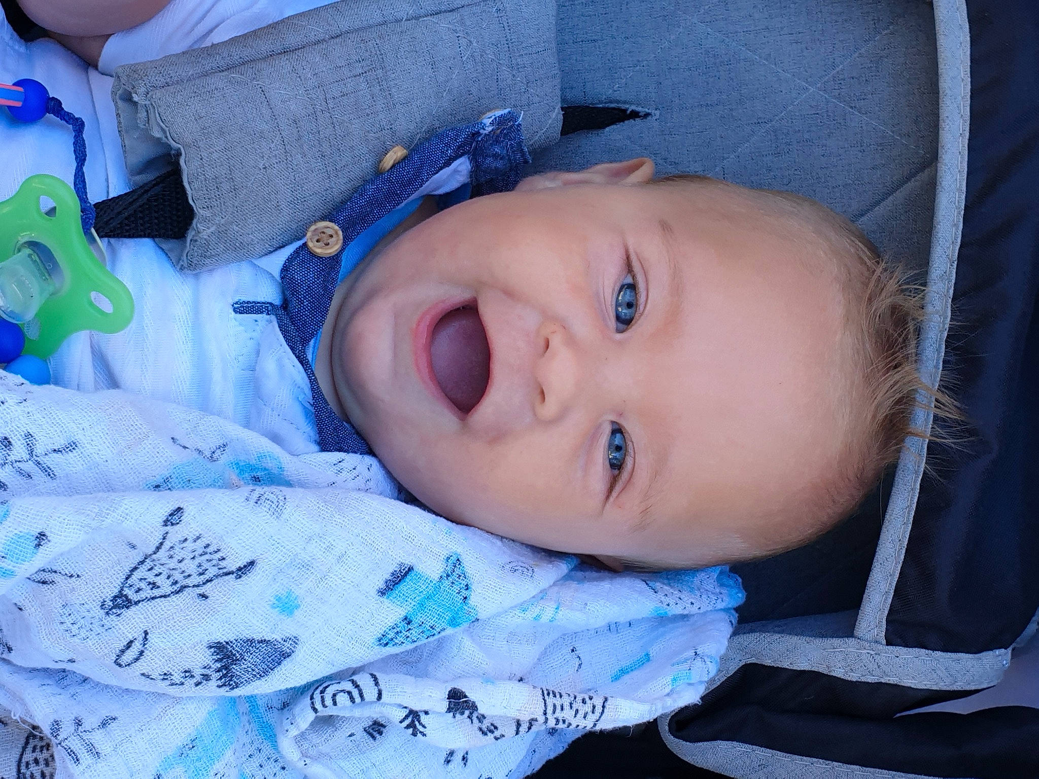 Kénan a rejoint le concours — aidez-le/la à gagner de superbes lots ! baby, baby_products, baby_toddler_clothing, blue, cheek, child, chin, comfort, electric_blue, eyebrow, happy, iris, lip, mouth, nose, pattern, person, skin, sleeve, smile