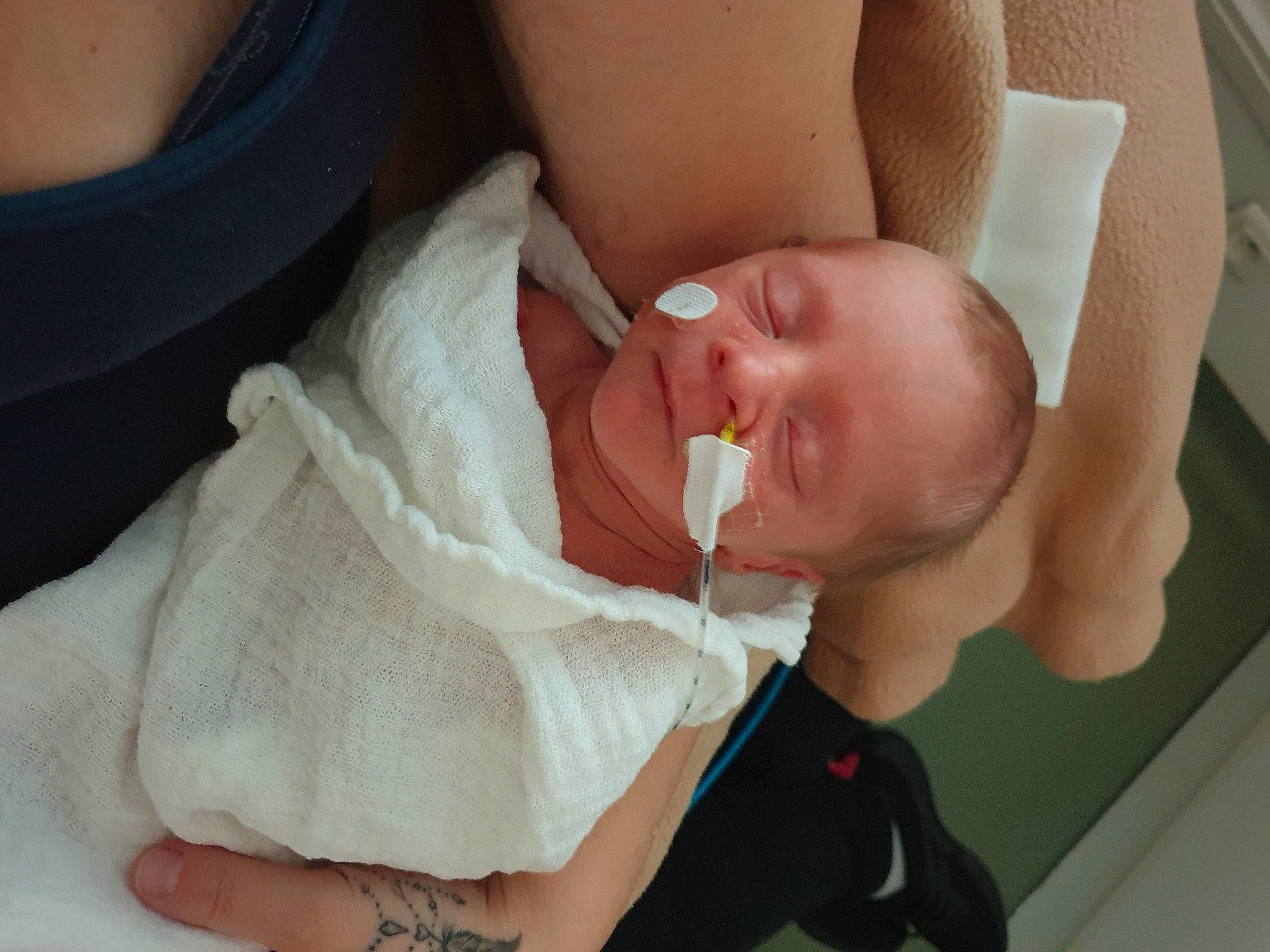 Kénan participe au concours pour gagner de l'argent avec cette photo : baby, baby_products, baby_toddler_clothing, cheek, child, comfort, finger, health_care, mouth, nail, neck, peach, person, skin, thumb, toddler