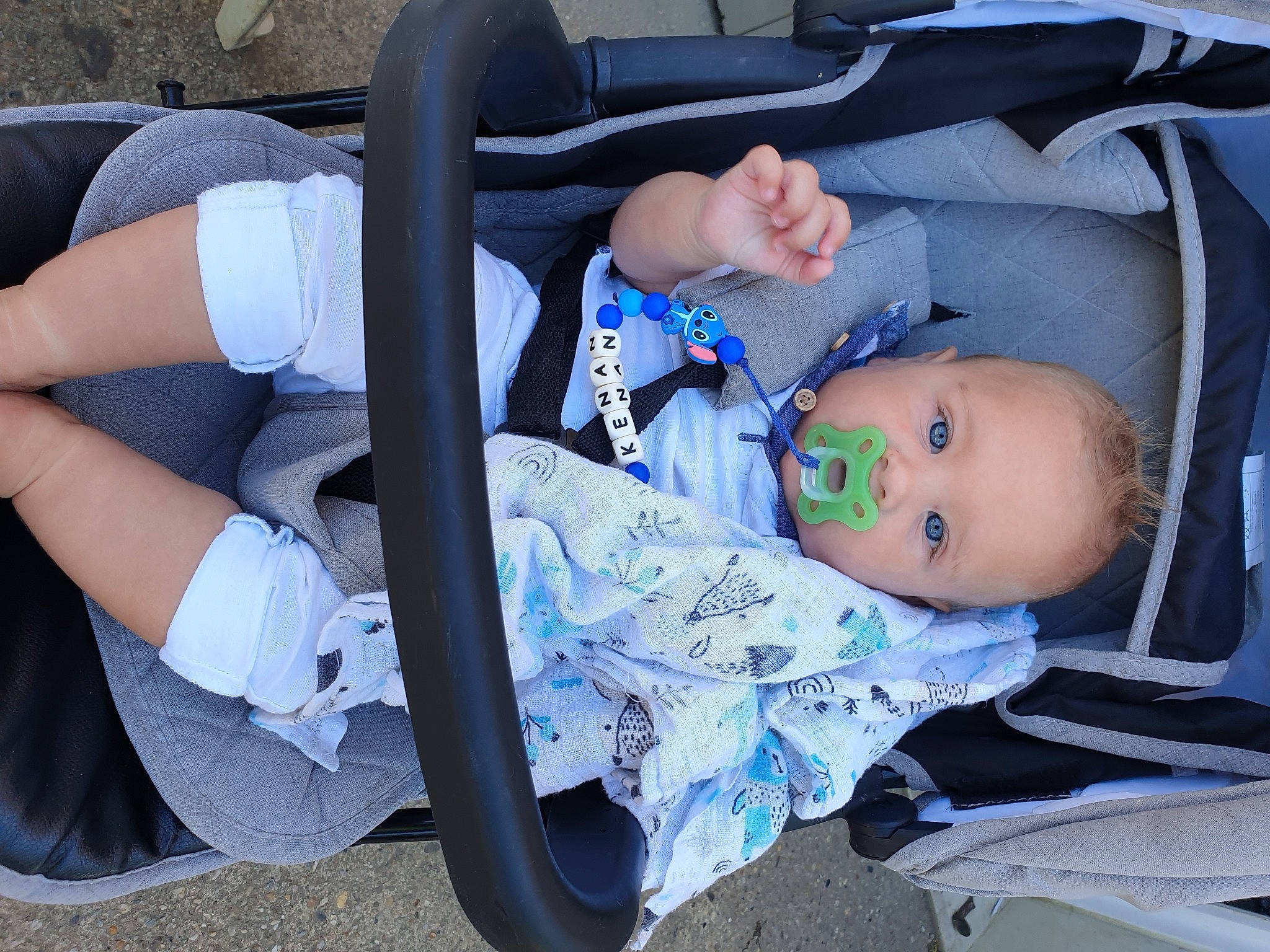 Kénan a rejoint le concours — aidez-le/la à gagner de superbes lots ! baby, baby_carriage, baby_products, baby_toddler_clothing, child, comfort, elbow, electric_blue, hat, human_leg, lap, person, sitting, sleeve, thigh, toddler, vacation