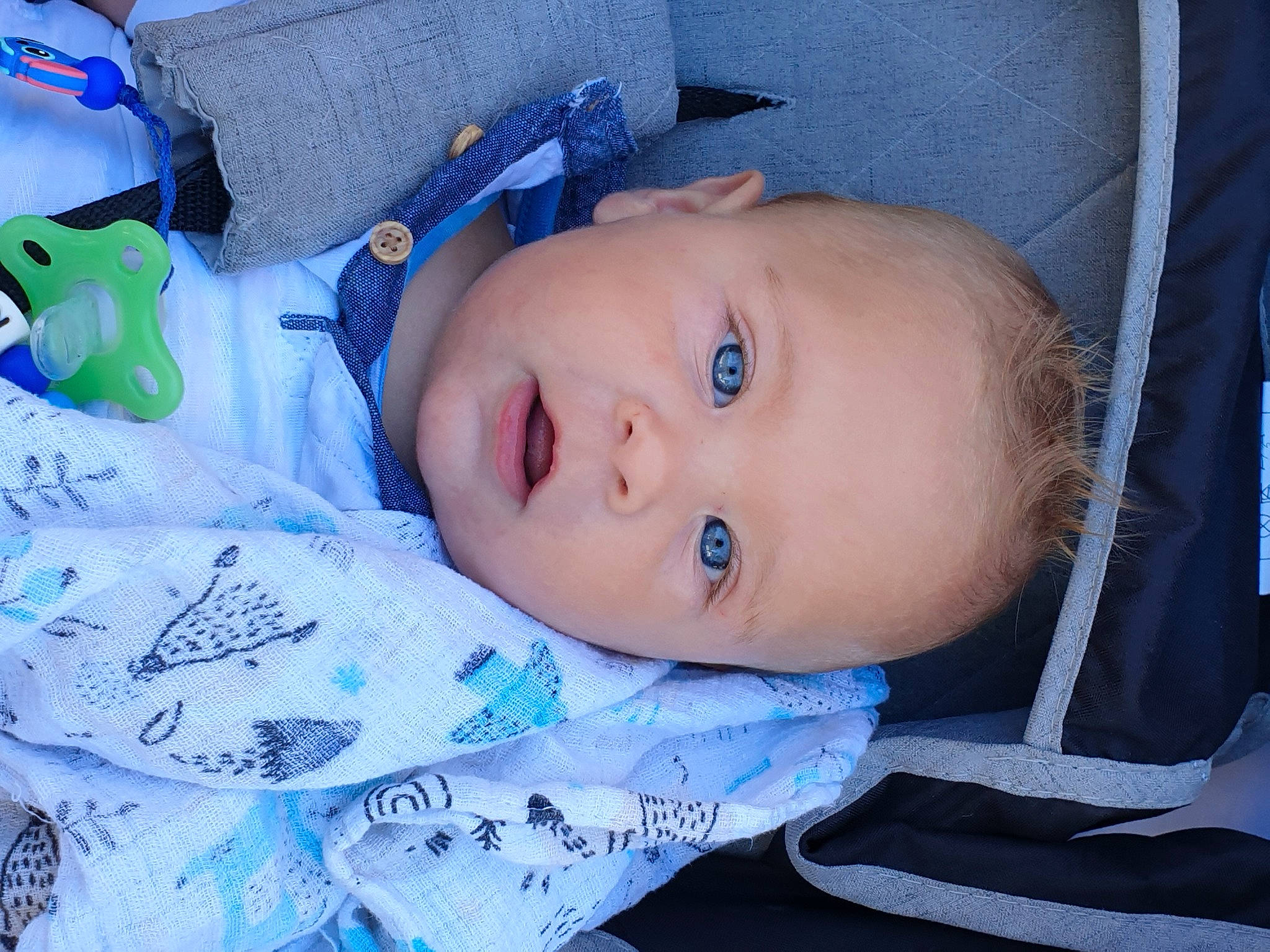 Kénan a rejoint le concours — aidez-le/la à gagner de superbes lots ! azure, baby, baby_products, baby_toddler_clothing, blue, cheek, child, chin, comfort, electric_blue, eye, eyebrow, eyelash, iris, lip, nose, pattern, person, skin, sleeve