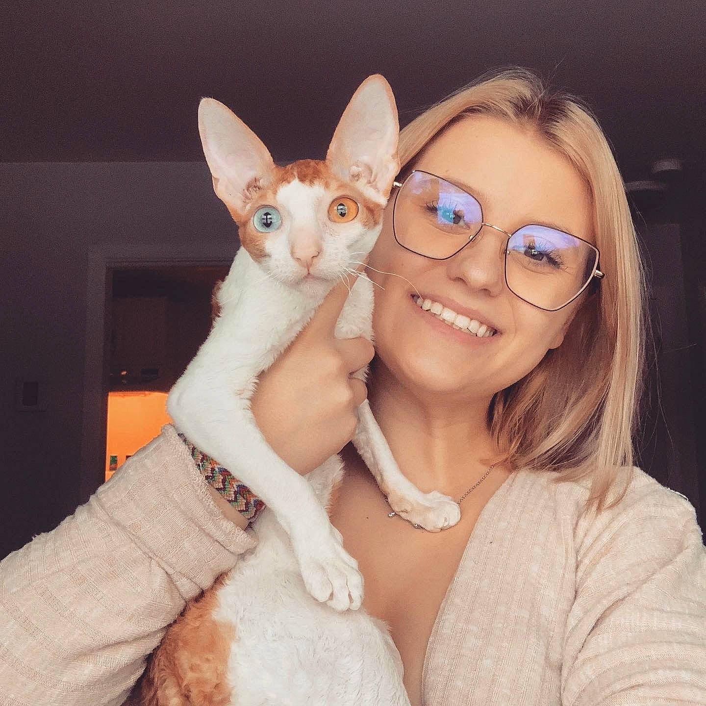 Mazy participe au concours pour gagner de l'argent avec cette photo : cool, ear, fawn, felidae, finger, flash_photography, gesture, glasses, happy, human_body, iris, nail, neck, skin, smile, thumb, toy, vision_care, whiskers, white