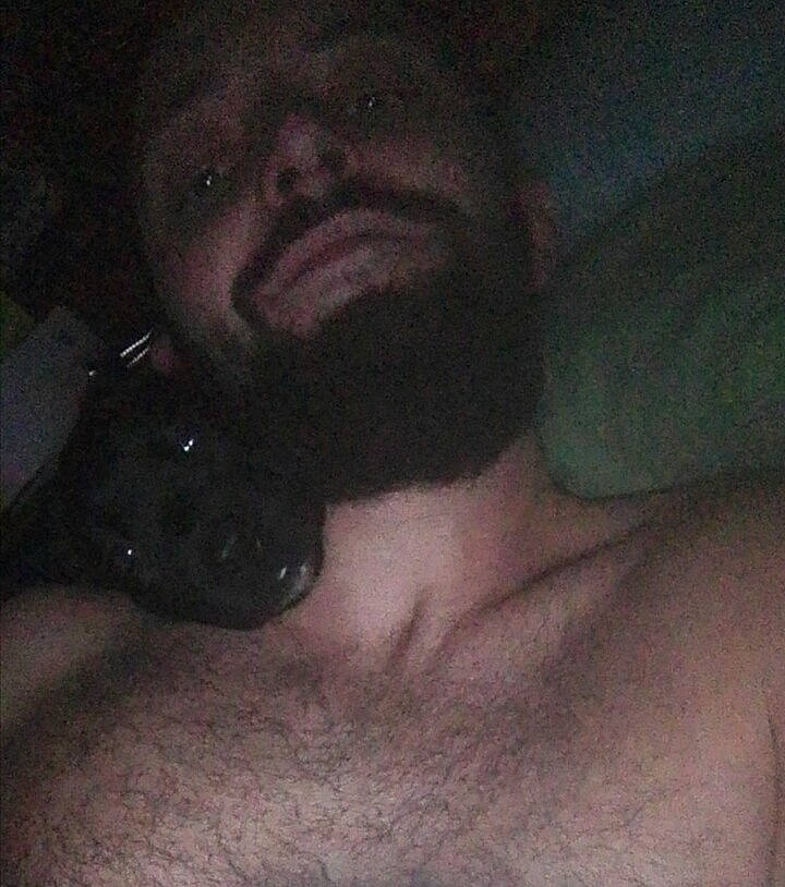 Banner participe au concours pour gagner de l'argent avec cette photo : barechested, black_hair, cheek, facial_hair, flesh, forehead, interaction, jaw, lip, love, muscle, neck, organ, romance, selfie, skin, throat, tongue