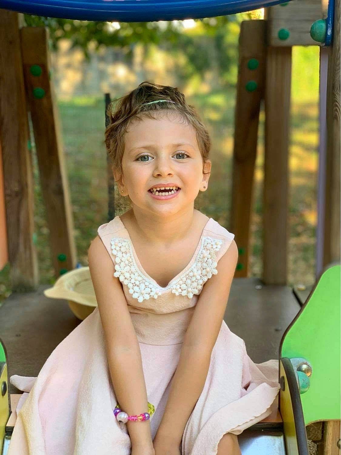 Nélia participe au concours pour gagner de l'argent avec cette photo : blond, chair, child, event, fun, grass, green, happy, human_leg, jewellery, joy, leisure, person, recreation, sitting, skin, smile, summer, sunglasses, thigh