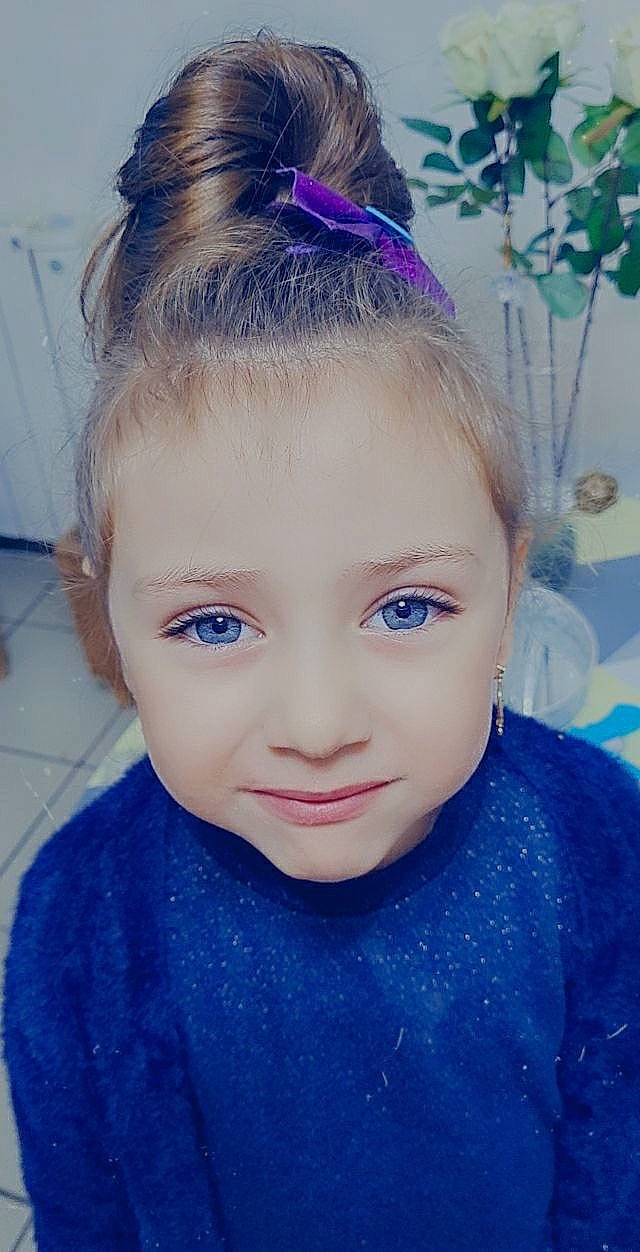 Nélia participe au concours pour gagner de l'argent avec cette photo : azure, beauty, blond, blue, bridal_accessory, brown_hair, child, electric_blue, eyelash, fashion_accessory, fun, hair_accessory, happy, headband, headgear, headpiece, human_body, iris, person, purple