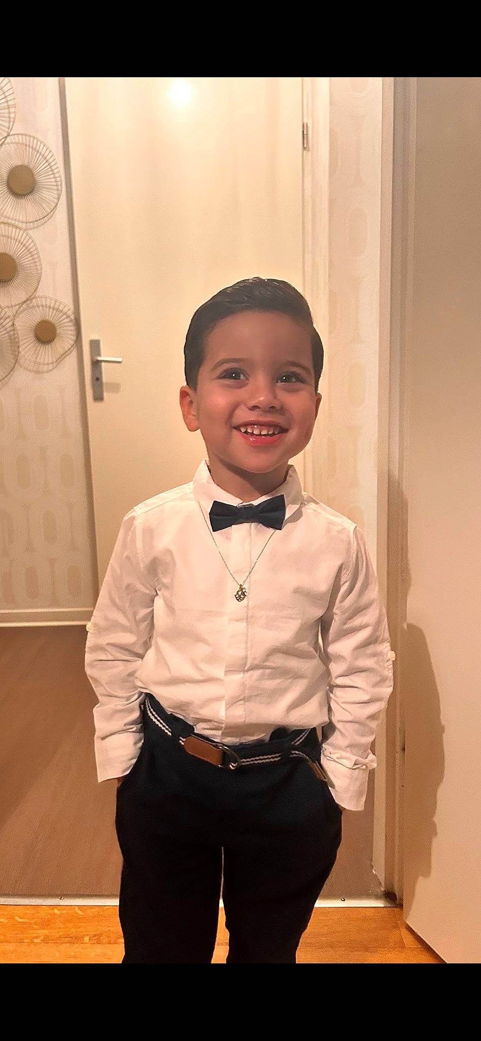 Fadi participe au concours pour gagner de l'argent avec cette photo : bow_tie, child, clothing, collar, door, dress_shirt, event, formal_wear, fun, happy, joy, person, sleeve, smile, standing, suit, t_shirt, tie, toddler, uniform
