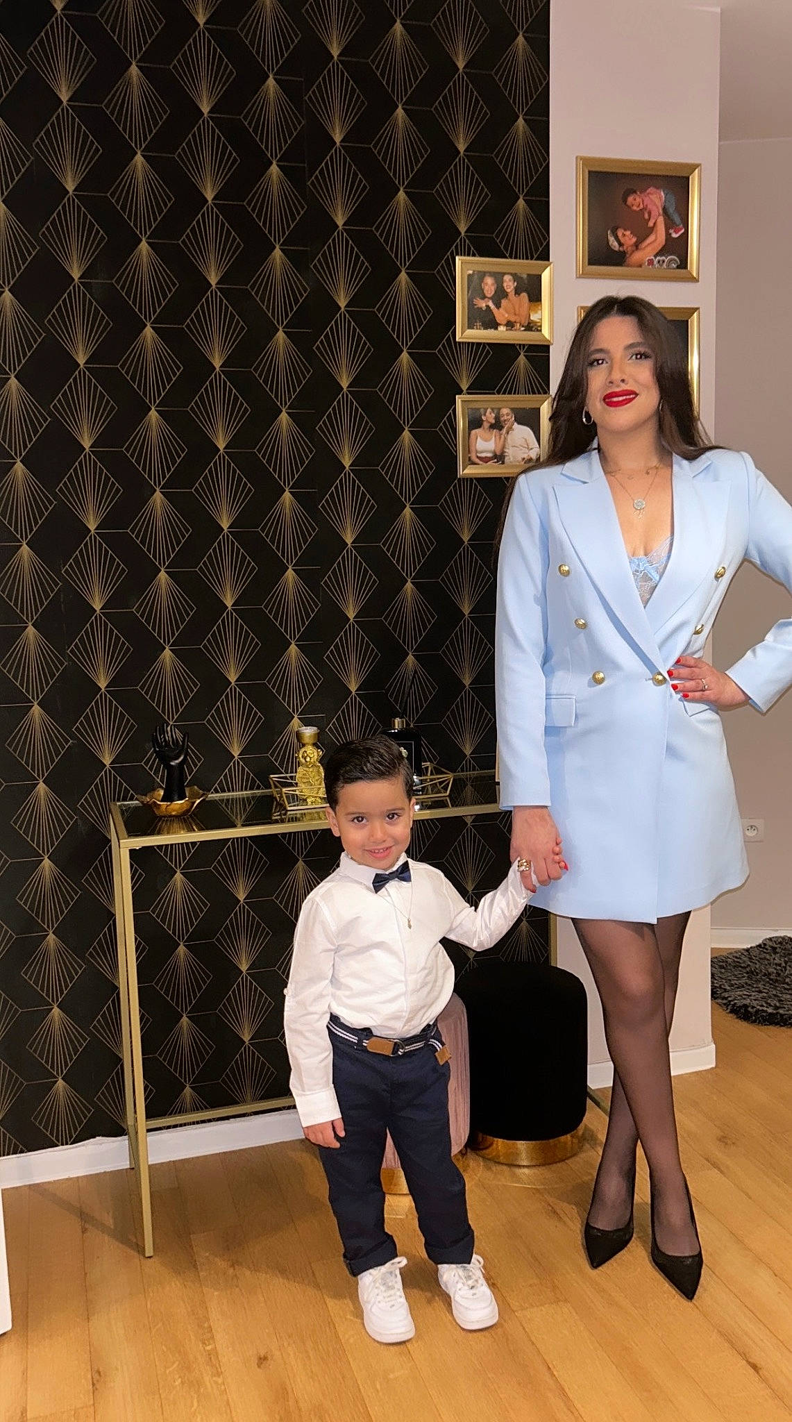 Fadi a rejoint le concours — aidez-le/la à gagner de superbes lots ! blazer, collar, dress_shirt, event, eyewear, fashion_design, flooring, formal_wear, fun, human_leg, joint, joy, knee, leg, organ, person, shoe, shoulder, sleeve, standing