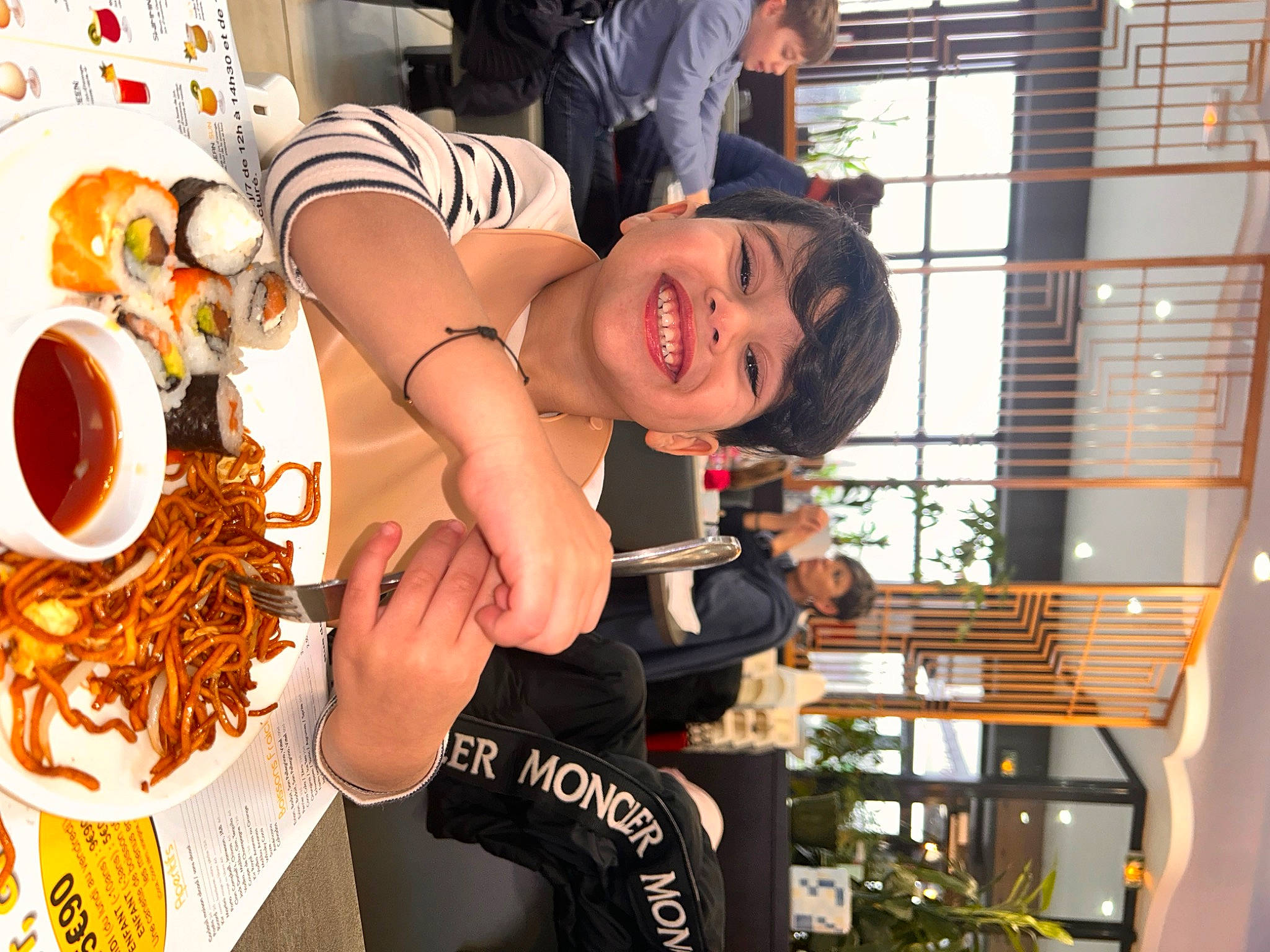 Fadi participe au concours pour gagner de l'argent avec cette photo : chinese_noodles, comfort_food, cuisine, dish, event, eyewear, food, fun, happy, hat, ingredient, joy, junk_food, noodle, orange, person, smile, t_shirt, thigh, toddler